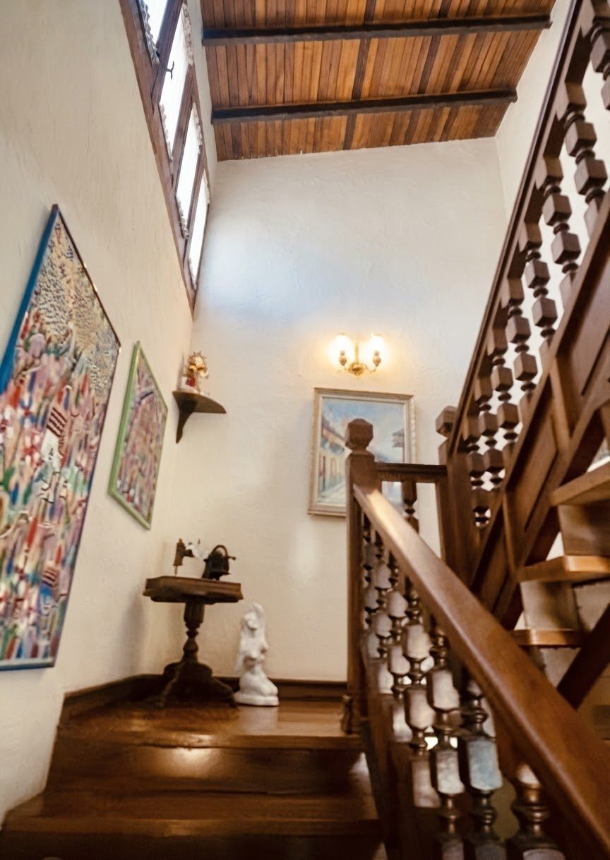 Quinta de 2 niveles. Av. Andrés Bello,  Urb. San Cristóbal. Mérida. Vzla.   M-41 · $ 140.000 · Thays León  | Asesora Inmobiliaria 21