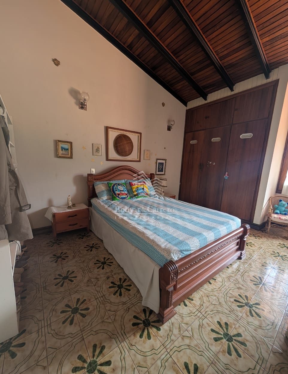 Quinta de 2 niveles. Av. Andrés Bello,  Urb. San Cristóbal. Mérida. Vzla.   M-41 · $ 140.000 · Thays León  | Asesora Inmobiliaria 25