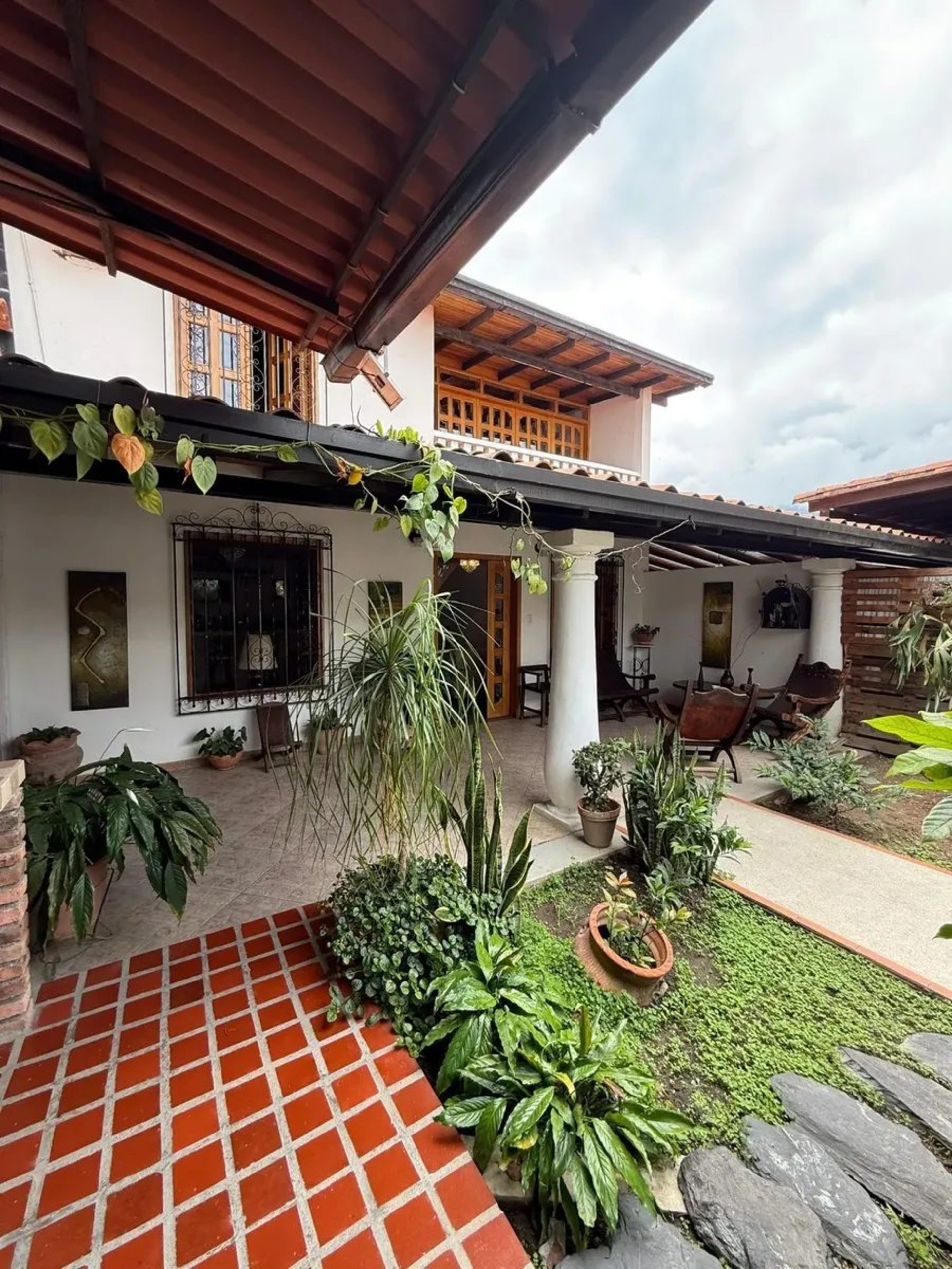 Casa de 2 niveles con piscina, en la Av. Los Próceres, Mérida. Venezuela · $ 490.000 · Thays León | Asesora Inmobiliaria 1