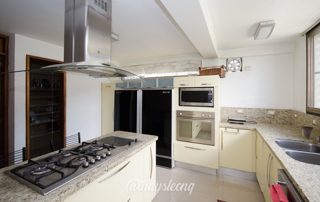 Casa de 4 niveles , con vista al Ávila en Urb. Miranda, Caracas. (Tanque de agua 15mil Ltrs.) · $ 275.000 · Thays León | Asesora Inmobiliaria 14