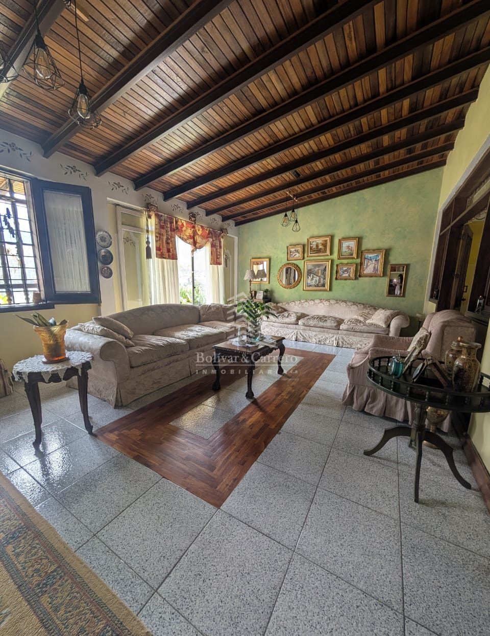 Quinta de 2 niveles. Av. Andrés Bello,  Urb. San Cristóbal. Mérida. Vzla.   M-41 · $ 140.000 · Thays León  | Asesora Inmobiliaria 2