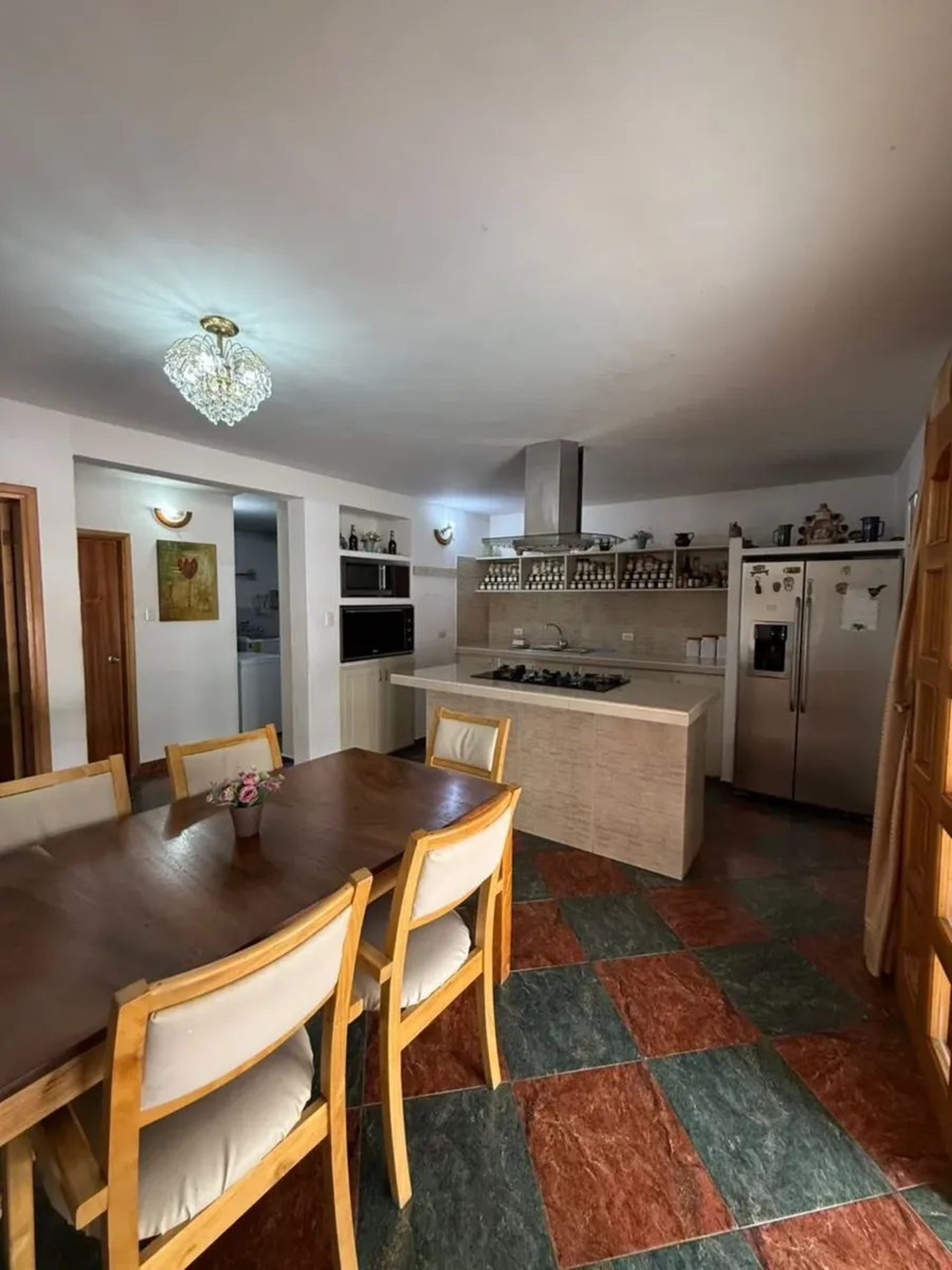 Casa de 2 niveles con piscina, en la Av. Los Próceres, Mérida. Venezuela · $ 490.000 · Thays León | Asesora Inmobiliaria 8