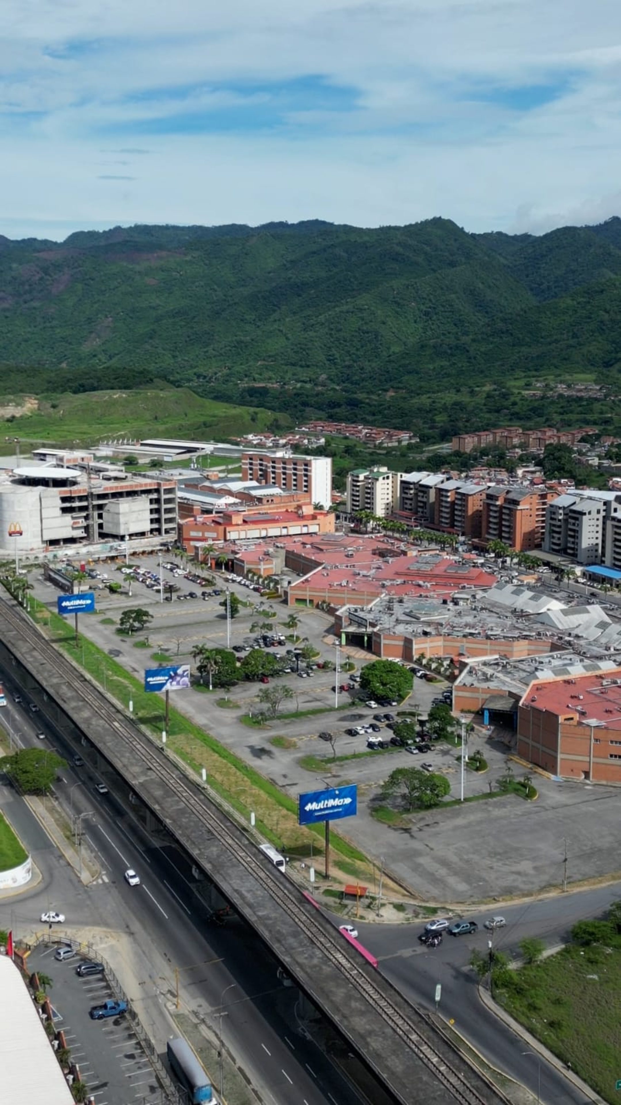 Terreno Top en Guarenas frente a Makro y Farmatodo. (M2: 53..351 ) Venezuela. · $ 2.000.000 · Thays León  | Asesora Inmobiliaria 3