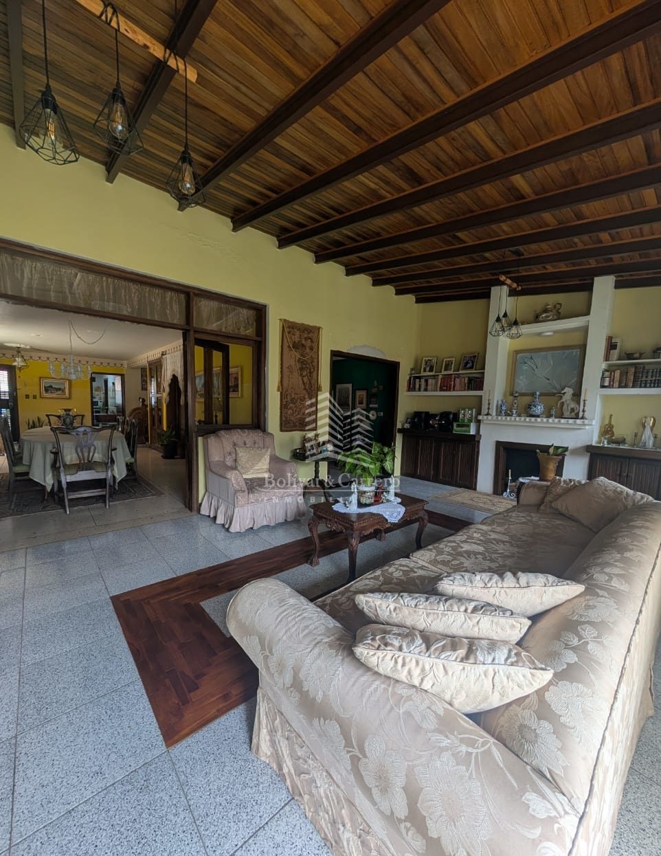 Quinta de 2 niveles. Av. Andrés Bello,  Urb. San Cristóbal. Mérida. Vzla.   M-41 · $ 140.000 · Thays León  | Asesora Inmobiliaria 10