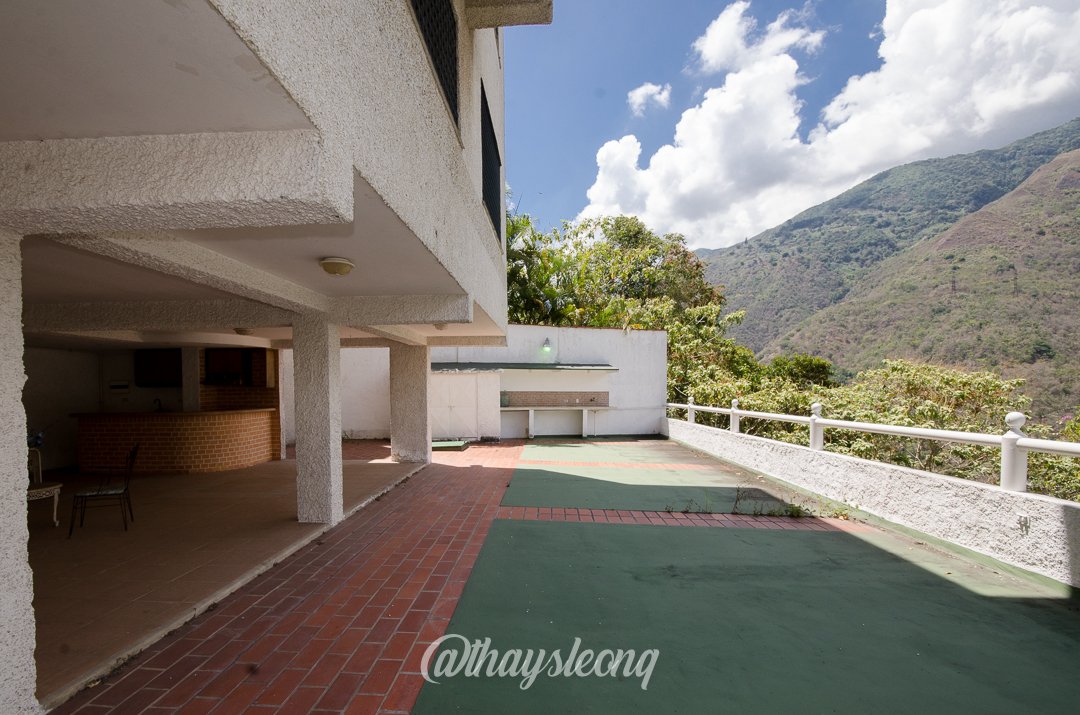 Casa de 4 niveles , con vista al Ávila en Urb. Miranda, Caracas. (Tanque de agua 15mil Ltrs.) · $ 275.000 · Thays León | Asesora Inmobiliaria 41