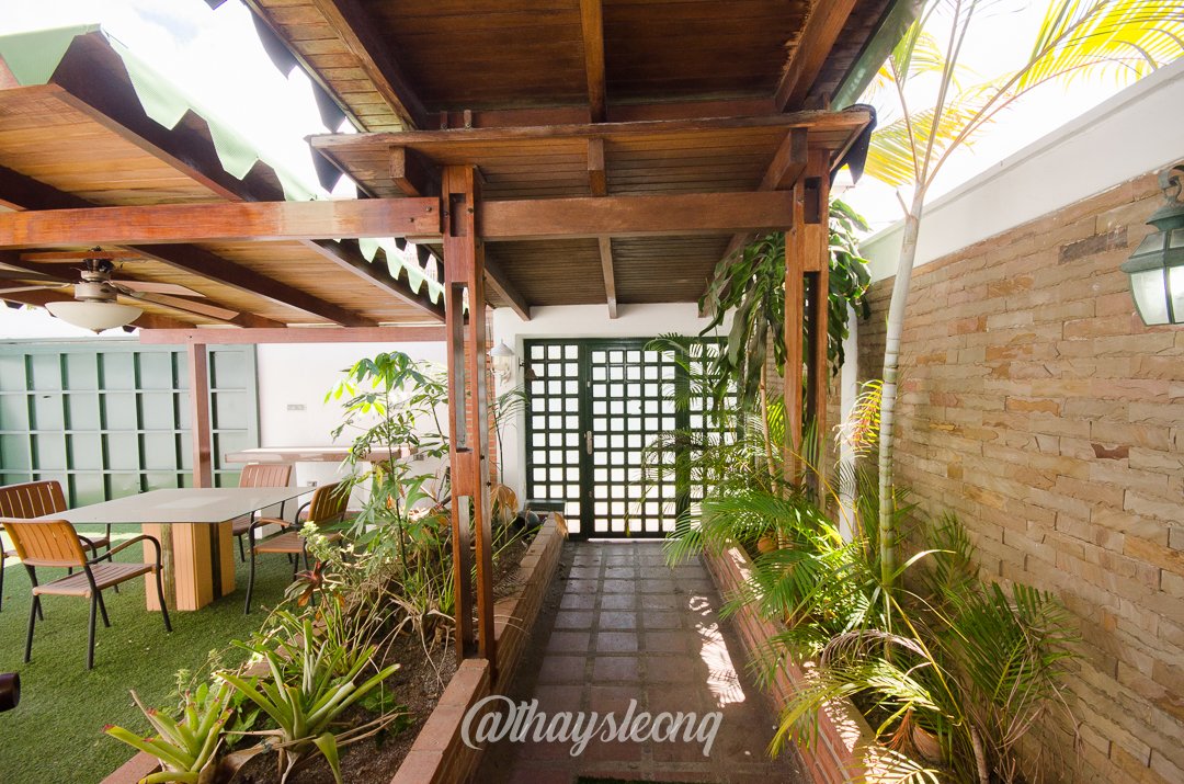 Casa de 4 niveles , con vista al Ávila en Urb. Miranda, Caracas. (Tanque de agua 15mil Ltrs.) · $ 275.000 · Thays León | Asesora Inmobiliaria 6