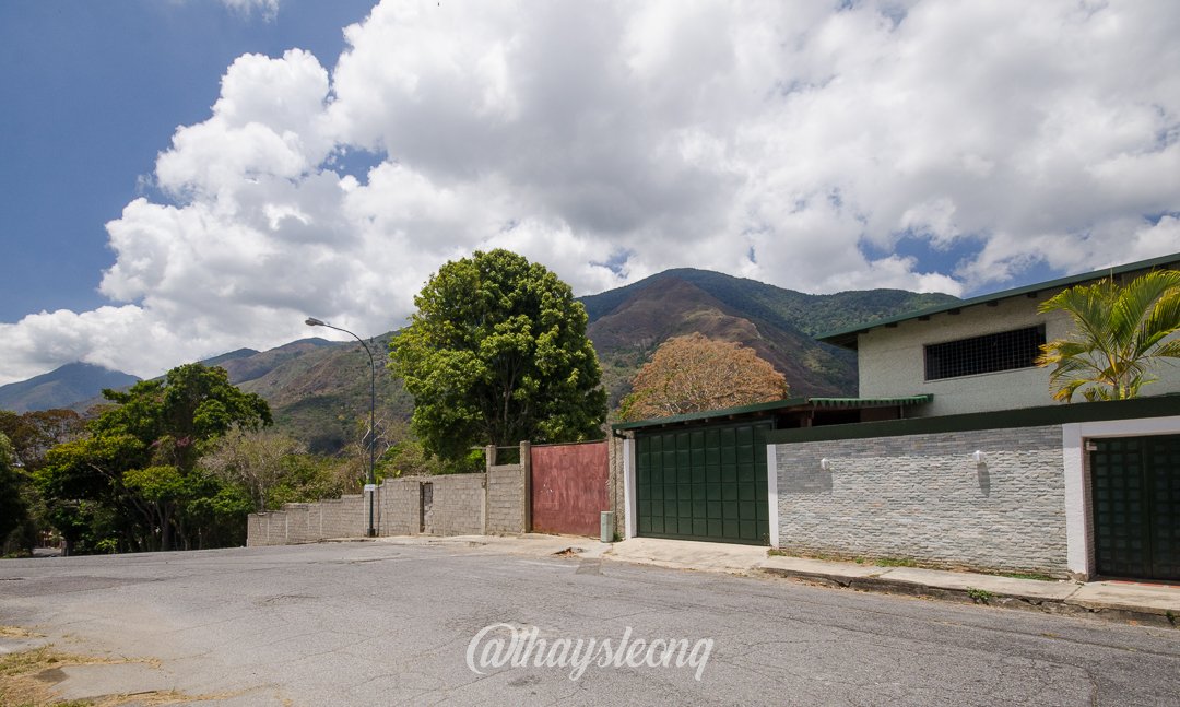 Casa de 4 niveles , con vista al Ávila en Urb. Miranda, Caracas. (Tanque de agua 15mil Ltrs.) · $ 275.000 · Thays León | Asesora Inmobiliaria 1