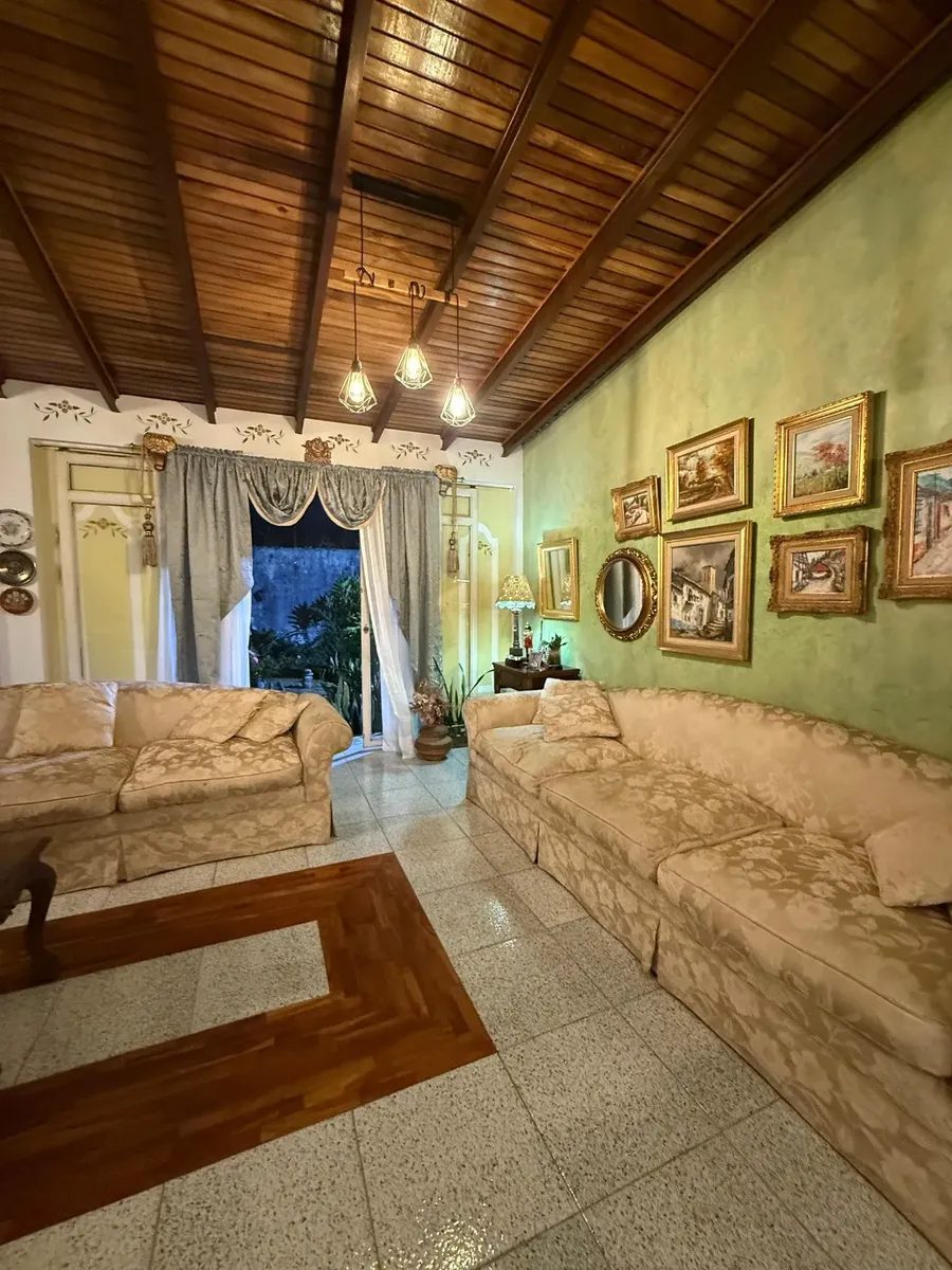 Quinta de 2 niveles. Av. Andrés Bello,  Urb. San Cristóbal. Mérida. Vzla.   M-41 · $ 140.000 · Thays León  | Asesora Inmobiliaria
