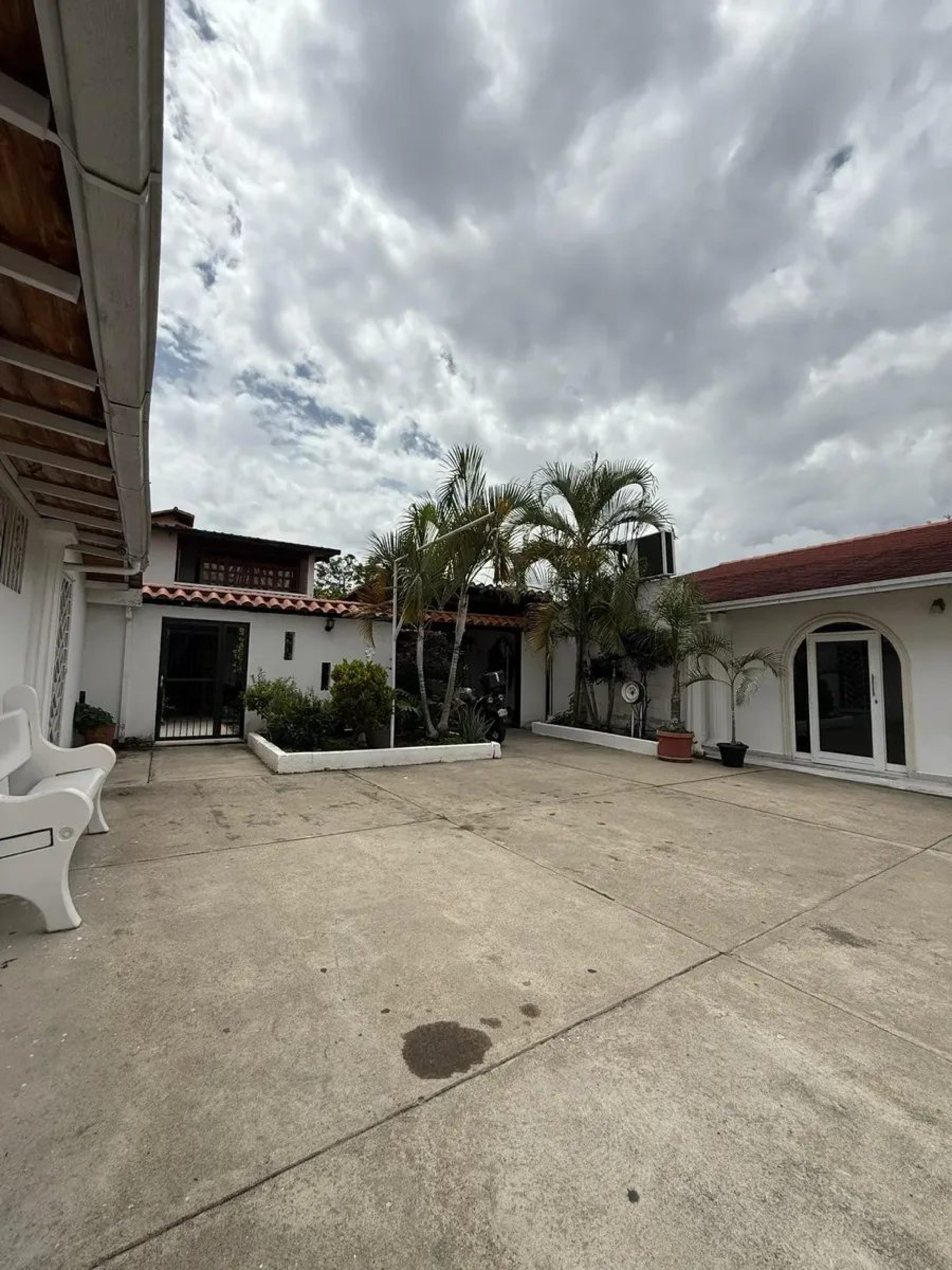 Casa de 2 niveles con piscina, en la Av. Los Próceres, Mérida. Venezuela · $ 490.000 · Thays León | Asesora Inmobiliaria 17
