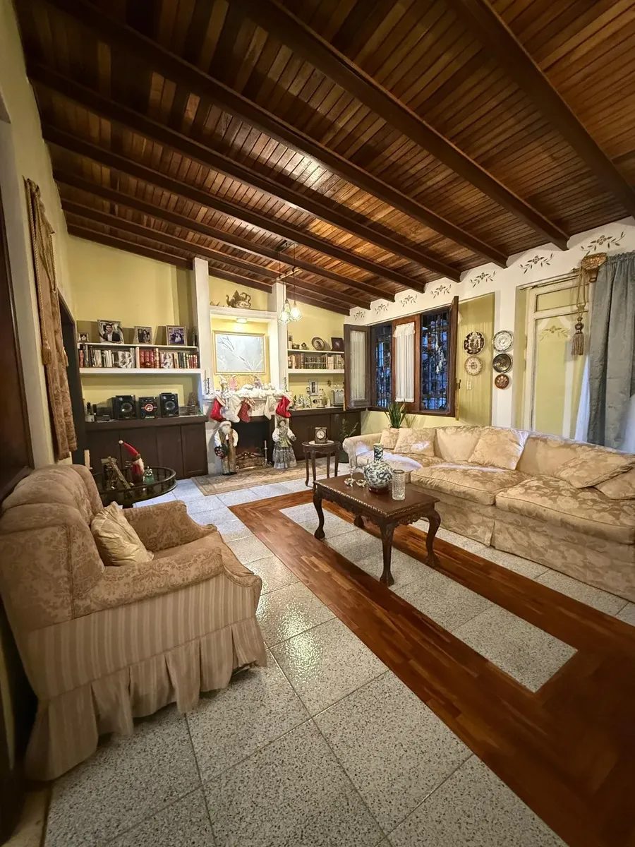 Quinta de 2 niveles. Av. Andrés Bello,  Urb. San Cristóbal. Mérida. Vzla.   M-41 · $ 140.000 · Thays León  | Asesora Inmobiliaria 9