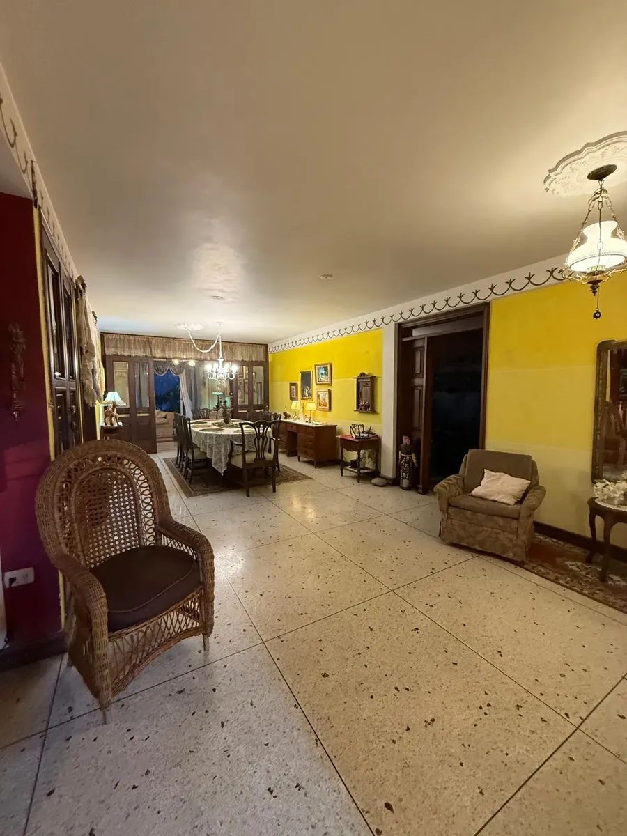 Quinta de 2 niveles. Av. Andrés Bello,  Urb. San Cristóbal. Mérida. Vzla.   M-41 · $ 140.000 · Thays León  | Asesora Inmobiliaria 12