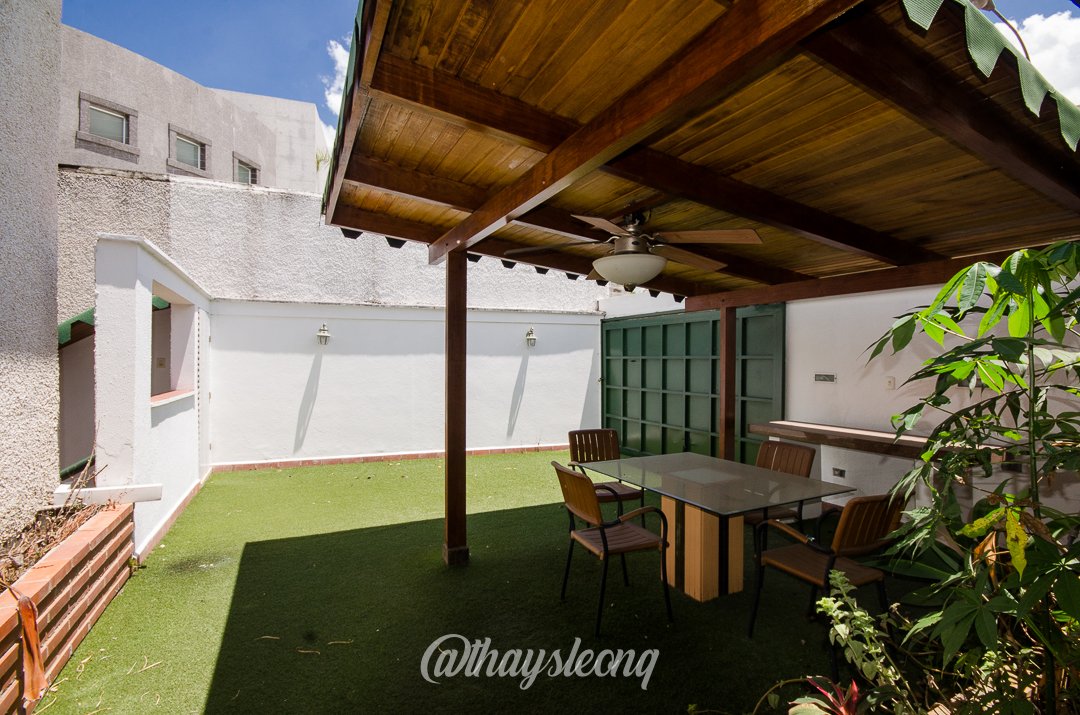 Casa de 4 niveles , con vista al Ávila en Urb. Miranda, Caracas. (Tanque de agua 15mil Ltrs.) · $ 275.000 · Thays León | Asesora Inmobiliaria 5