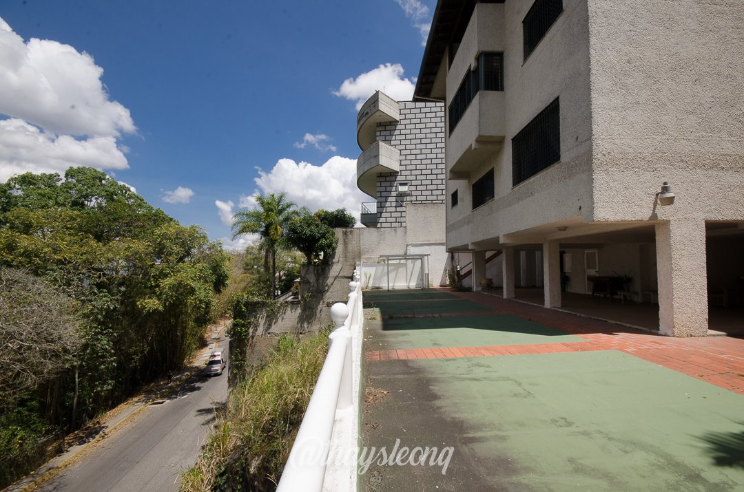 Casa de 4 niveles , con vista al Ávila en Urb. Miranda, Caracas. (Tanque de agua 15mil Ltrs.) · $ 275.000 · Thays León | Asesora Inmobiliaria 40