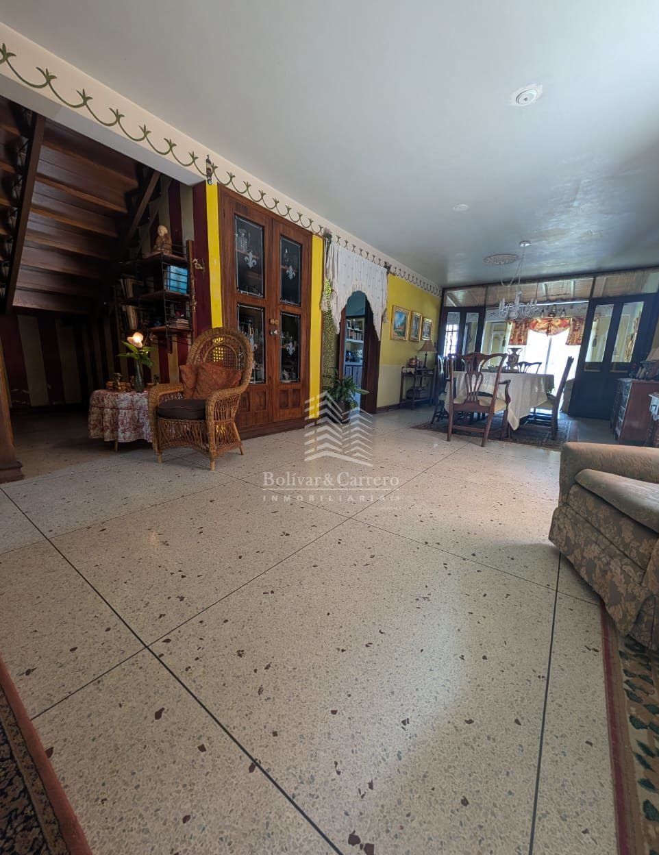 Quinta de 2 niveles. Av. Andrés Bello,  Urb. San Cristóbal. Mérida. Vzla.   M-41 · $ 140.000 · Thays León  | Asesora Inmobiliaria 14