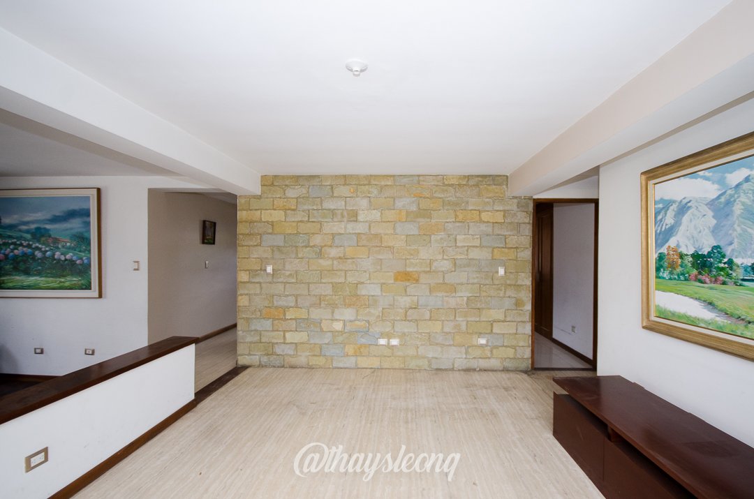 Casa de 4 niveles , con vista al Ávila en Urb. Miranda, Caracas. (Tanque de agua 15mil Ltrs.) · $ 275.000 · Thays León | Asesora Inmobiliaria 10