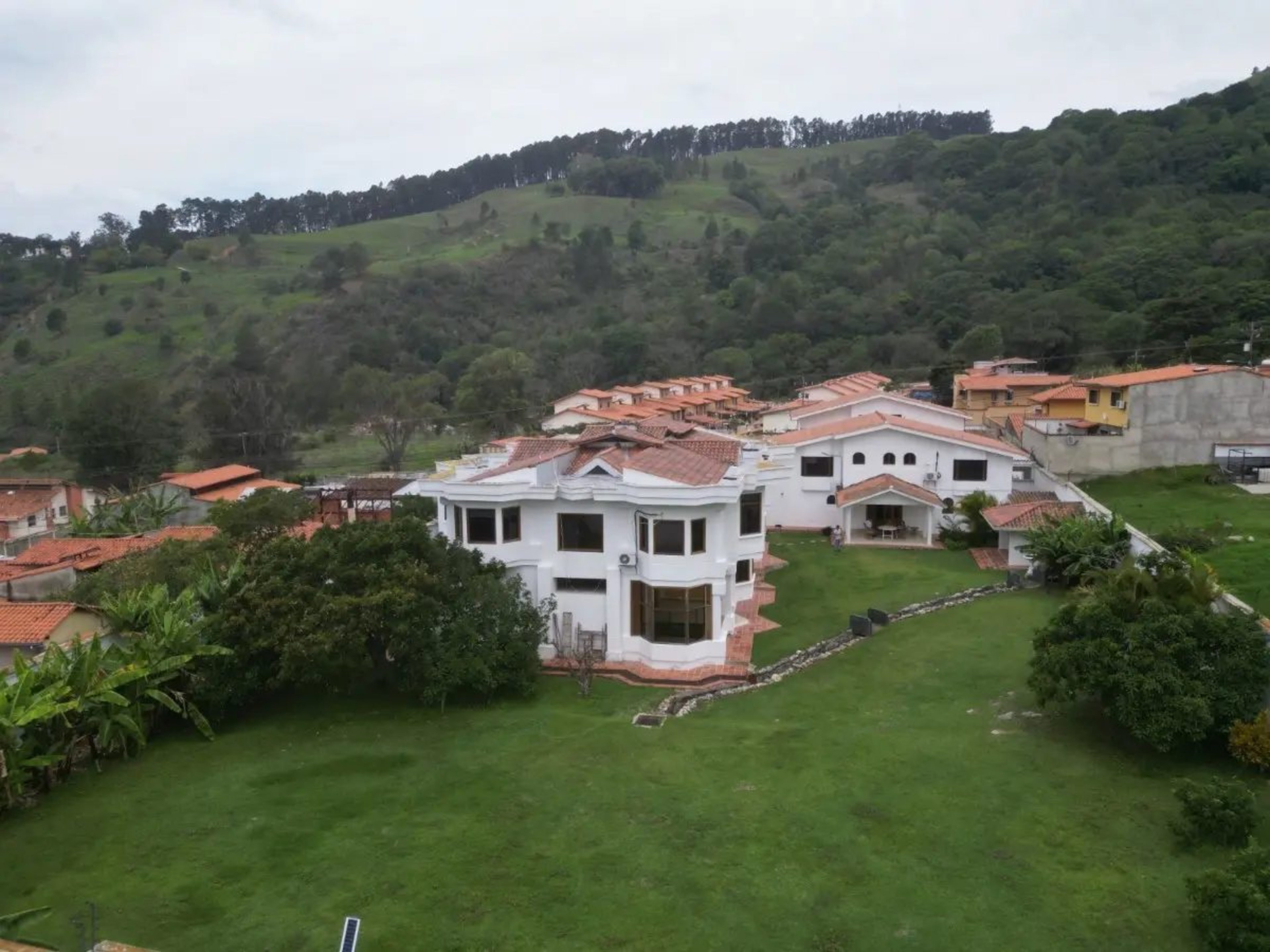 Oportunidad Única, 3 casas independientes en una misma propiedad en La Pedregosa Baja, Mérida. Venezuela · $ 1.350.000 · Thays León | Asesora Inmobiliaria 1
