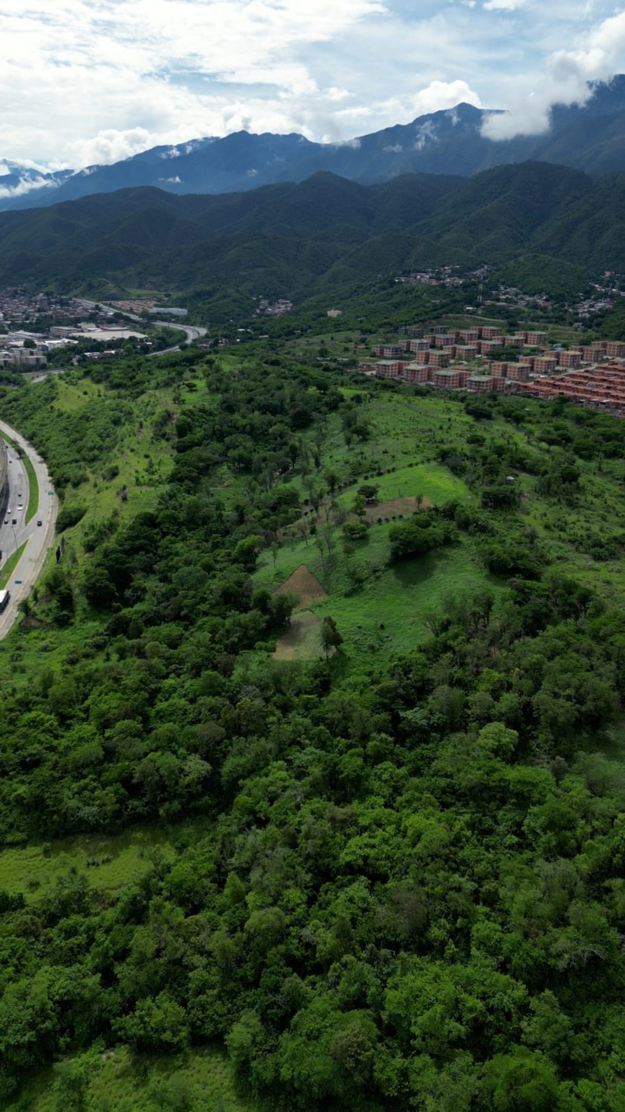Terreno Top en Guarenas frente a Makro y Farmatodo. (M2: 53..351 ) Venezuela. · $ 2.000.000 · Thays León  | Asesora Inmobiliaria 9