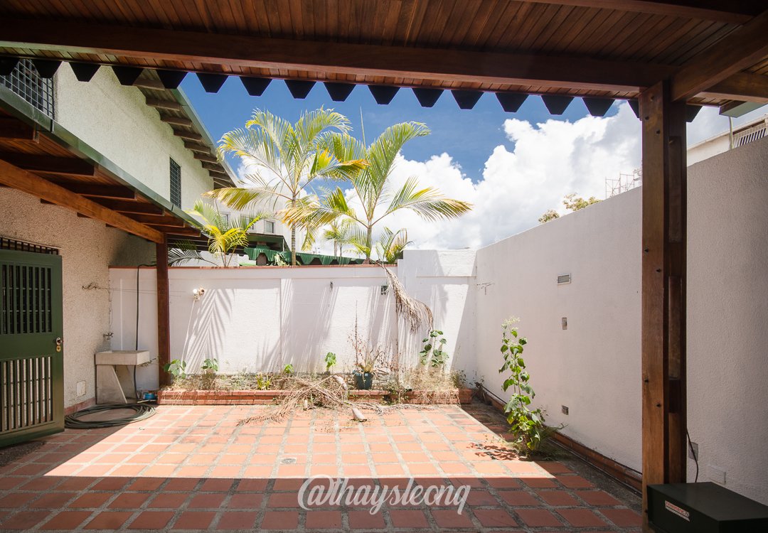Casa de 4 niveles , con vista al Ávila en Urb. Miranda, Caracas. (Tanque de agua 15mil Ltrs.) · $ 275.000 · Thays León | Asesora Inmobiliaria 49