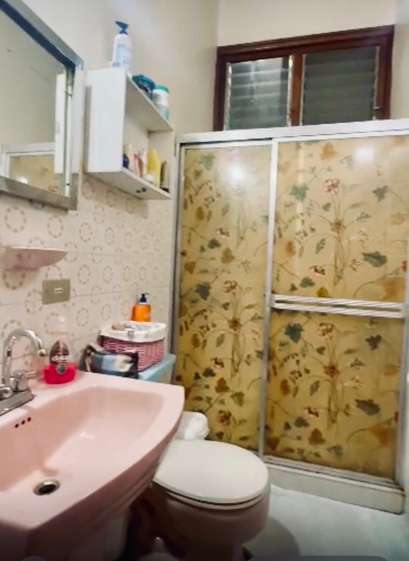 Quinta de 2 niveles. Av. Andrés Bello,  Urb. San Cristóbal. Mérida. Vzla.   M-41 · $ 140.000 · Thays León  | Asesora Inmobiliaria 24