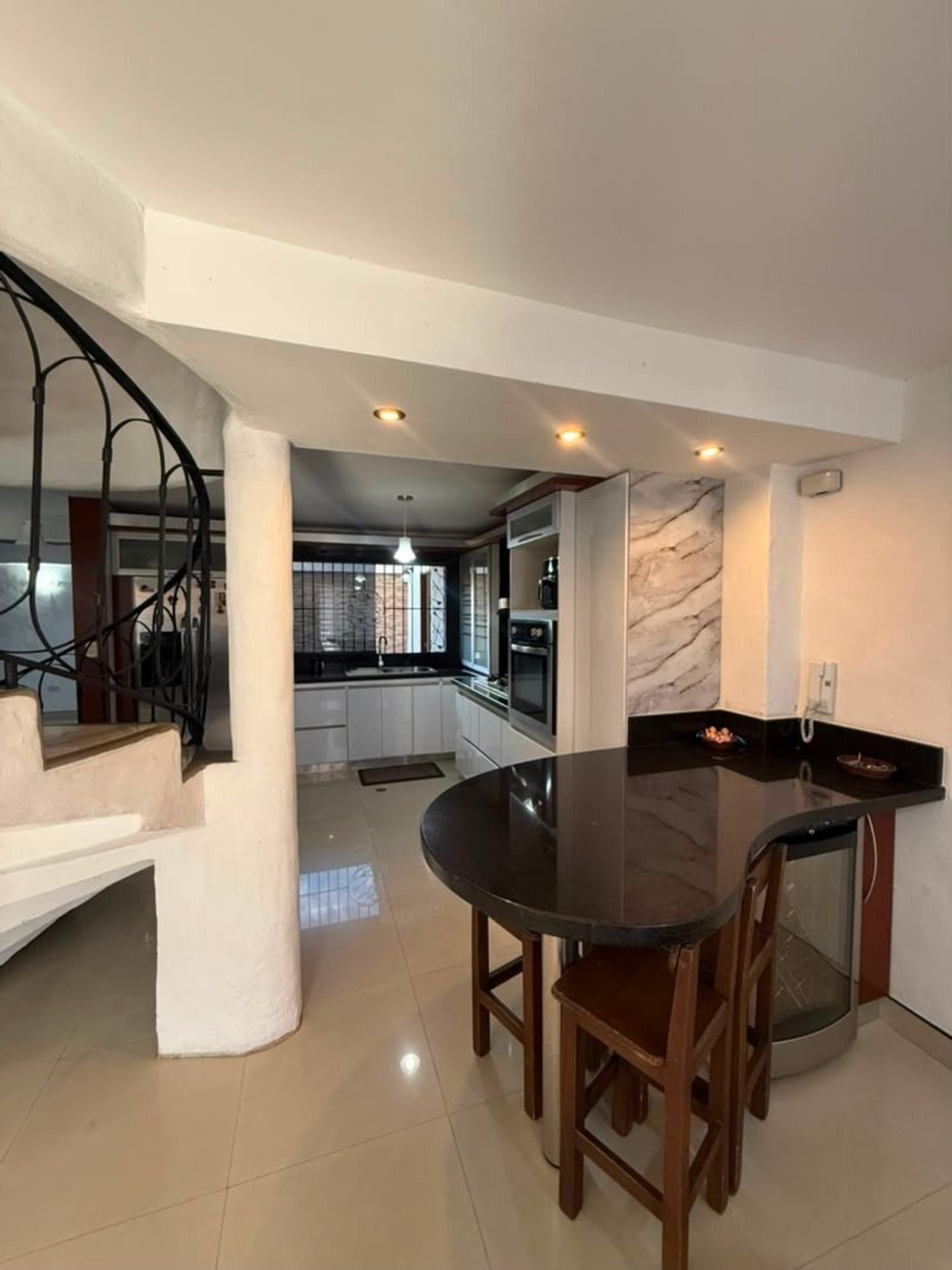 Exclusivo Townhouse con vista a la Sierra Nevada. La Pedregosa Media. Mérida Venezuela (M-111) · $ 115.000 · Thays León | Asesora Inmobiliaria 1