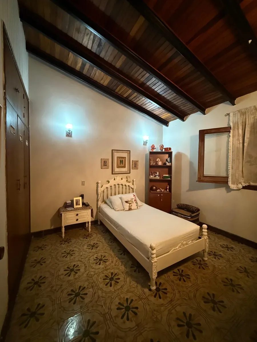 Quinta de 2 niveles. Av. Andrés Bello,  Urb. San Cristóbal. Mérida. Vzla.   M-41 · $ 140.000 · Thays León  | Asesora Inmobiliaria 26