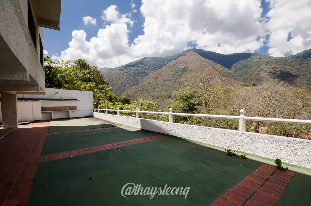 Casa de 4 niveles , con vista al Ávila en Urb. Miranda, Caracas. (Tanque de agua 15mil Ltrs.) · $ 275.000 · Thays León | Asesora Inmobiliaria 42