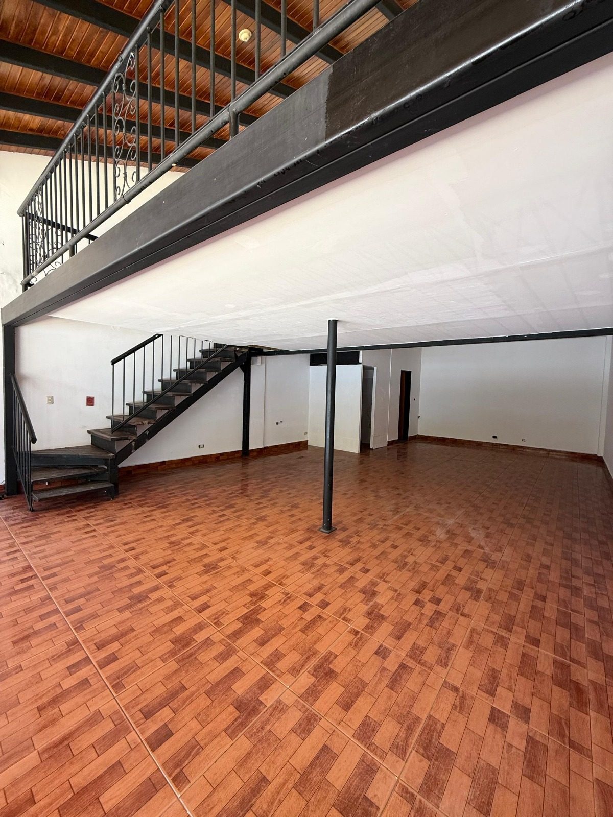 Oportunidad de Inversión Comercial: Local de 86 m² con Mezzanina en La Vuelta de Lola $70K Mérida. Venezuela.   M-870 · $ 70.000 · Thays León  | Asesora Inmobiliaria 3