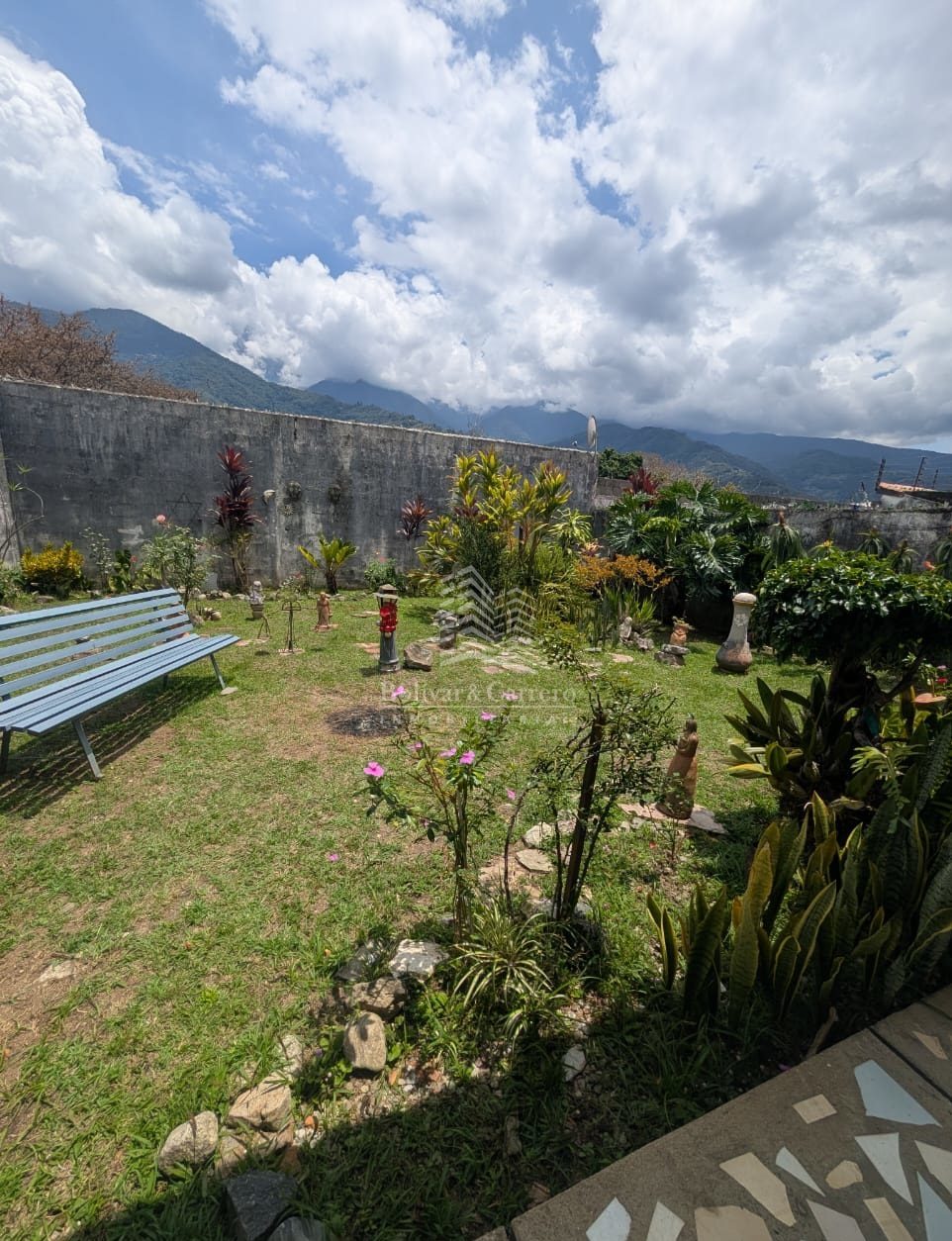 Quinta de 2 niveles. Av. Andrés Bello,  Urb. San Cristóbal. Mérida. Vzla.   M-41 · $ 140.000 · Thays León  | Asesora Inmobiliaria 28