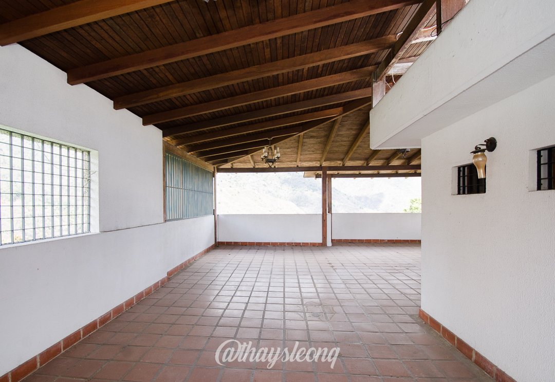 Casa de 4 niveles , con vista al Ávila en Urb. Miranda, Caracas. (Tanque de agua 15mil Ltrs.) · $ 275.000 · Thays León | Asesora Inmobiliaria 37