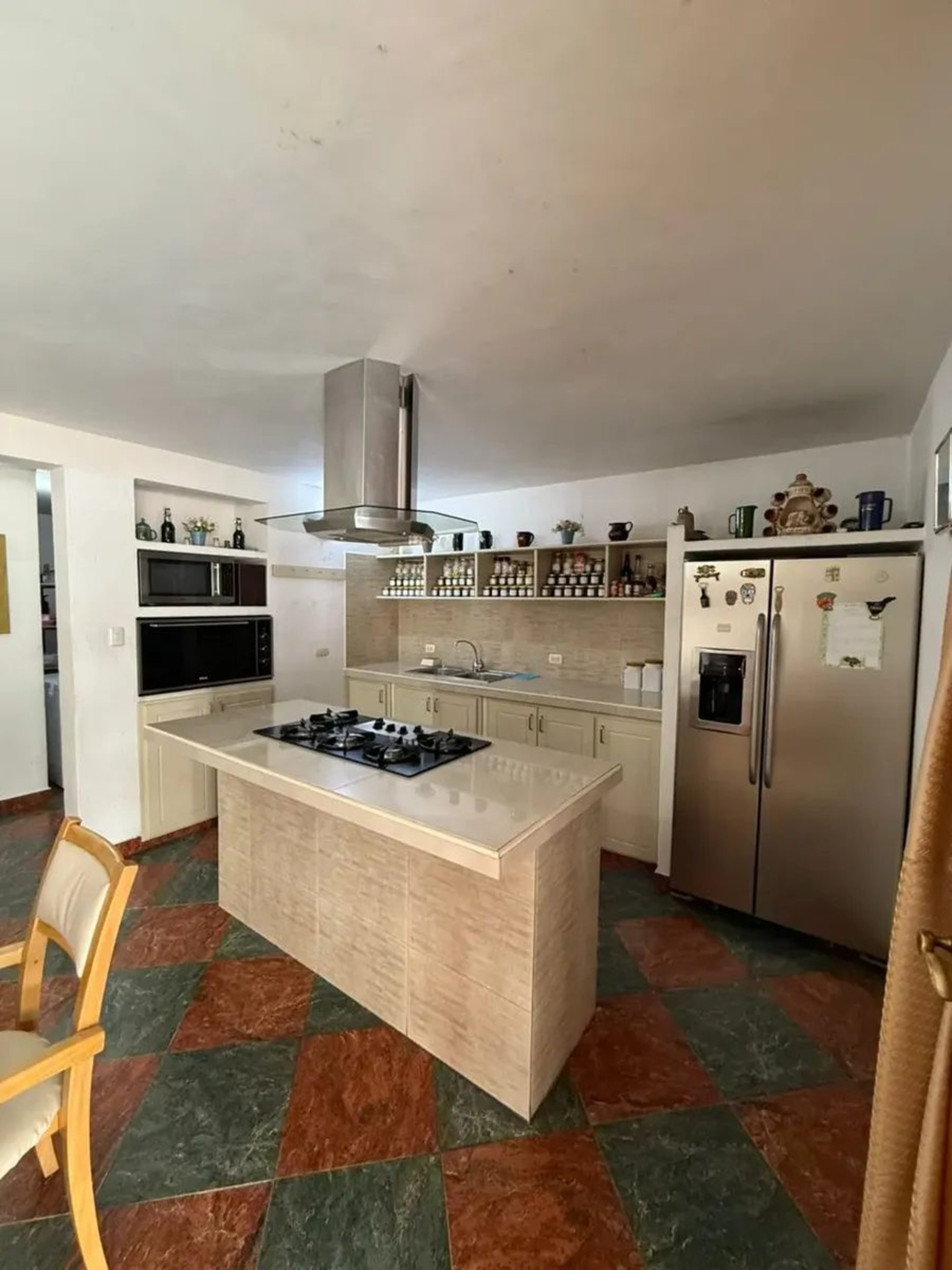Casa de 2 niveles con piscina, en la Av. Los Próceres, Mérida. Venezuela · $ 490.000 · Thays León | Asesora Inmobiliaria 7