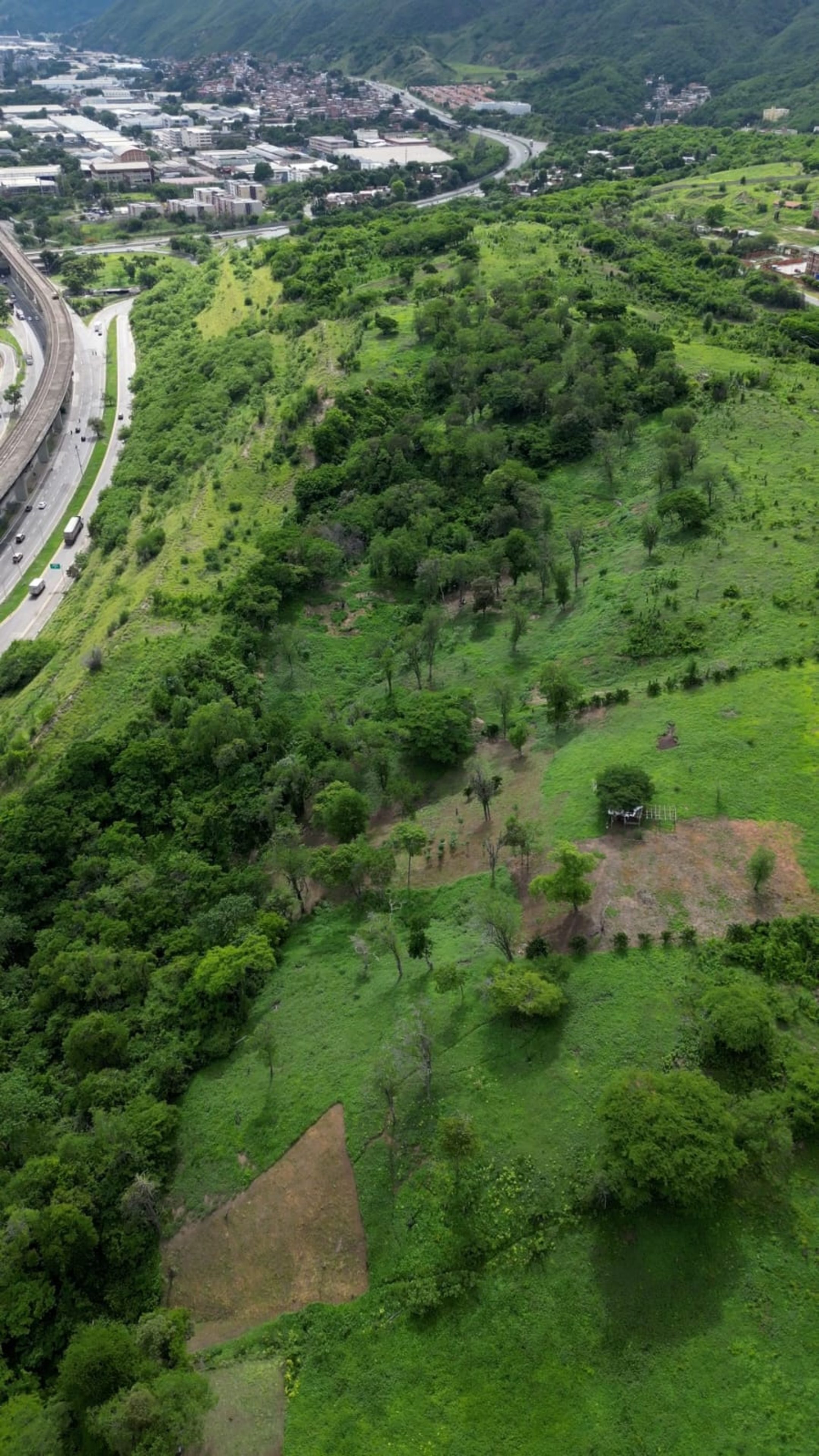 Terreno Top en Guarenas frente a Makro y Farmatodo. (M2: 53..351 ) Venezuela. · $ 2.000.000 · Thays León  | Asesora Inmobiliaria 11