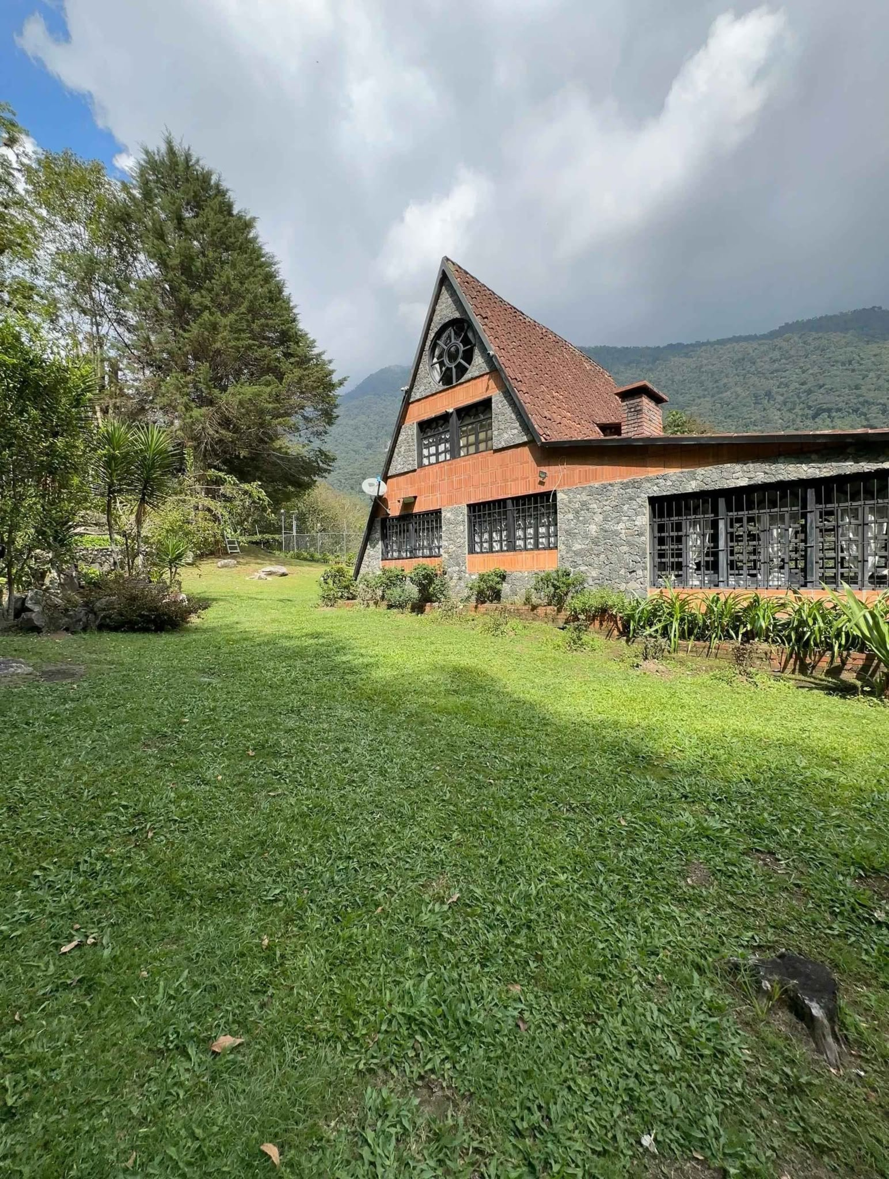Cabañas (2) con 3 hectáreas de terreno en El Valle, Mérida., Venezuela. · $ 160.000 · Thays León | Asesora Inmobiliaria 1