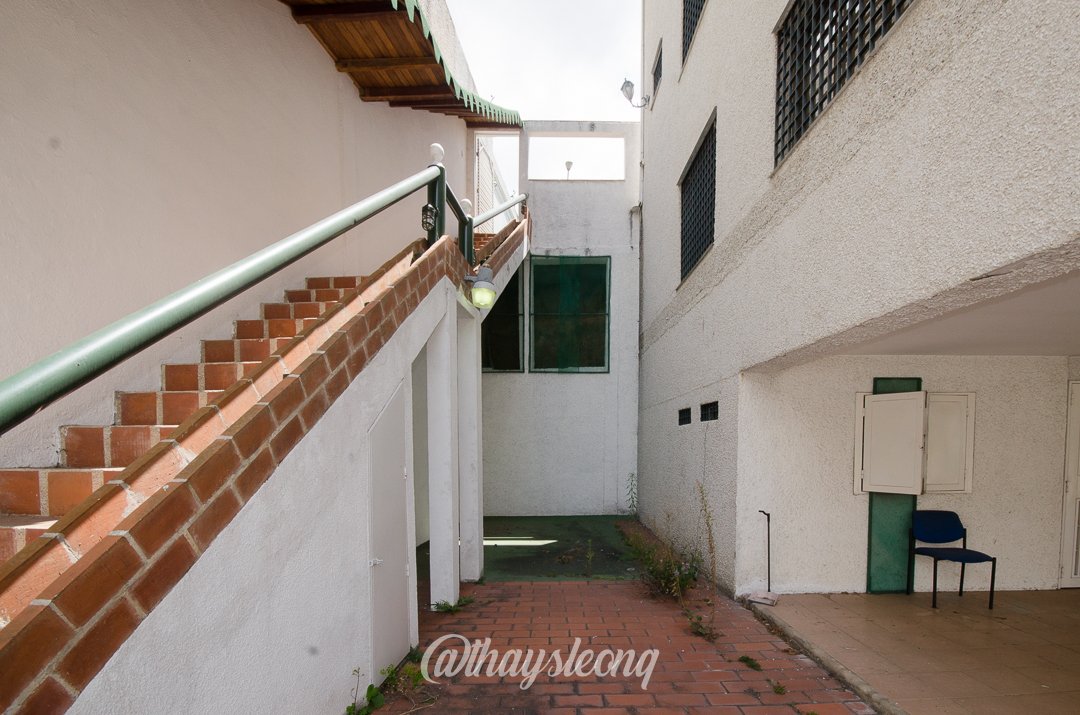 Casa de 4 niveles , con vista al Ávila en Urb. Miranda, Caracas. (Tanque de agua 15mil Ltrs.) · $ 275.000 · Thays León | Asesora Inmobiliaria 50