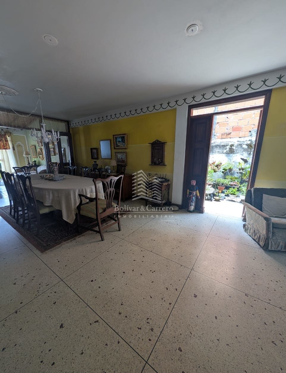 Quinta de 2 niveles. Av. Andrés Bello,  Urb. San Cristóbal. Mérida. Vzla.   M-41 · $ 140.000 · Thays León  | Asesora Inmobiliaria 13