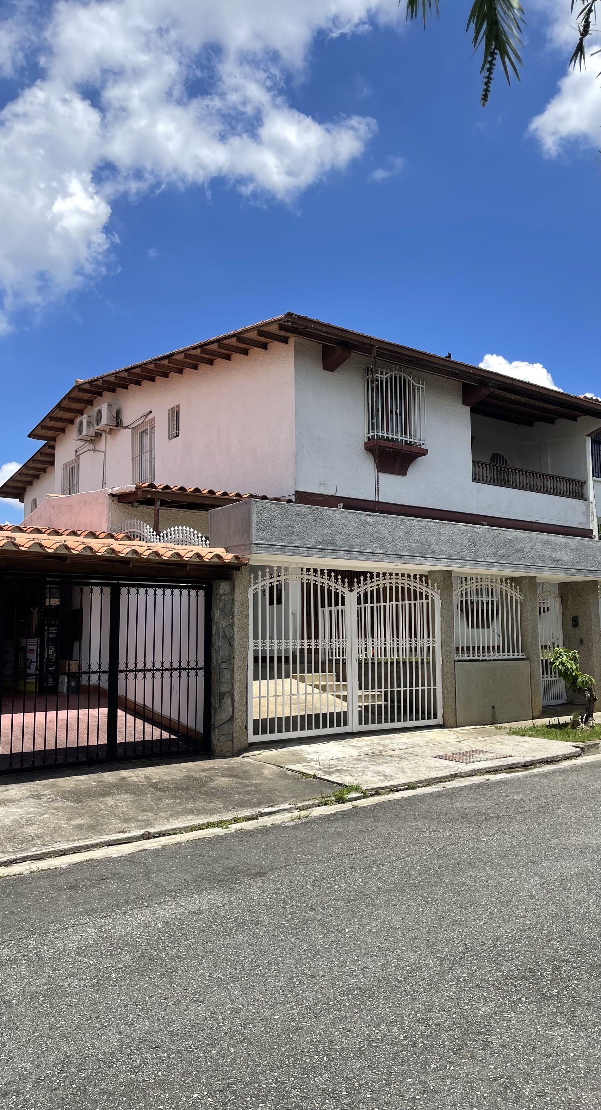 Casa amoblada  en Venta |Macaracuay. Caracas. Venezuela.  (G). · $ 350.000 · Thays León  | Asesora Inmobiliaria