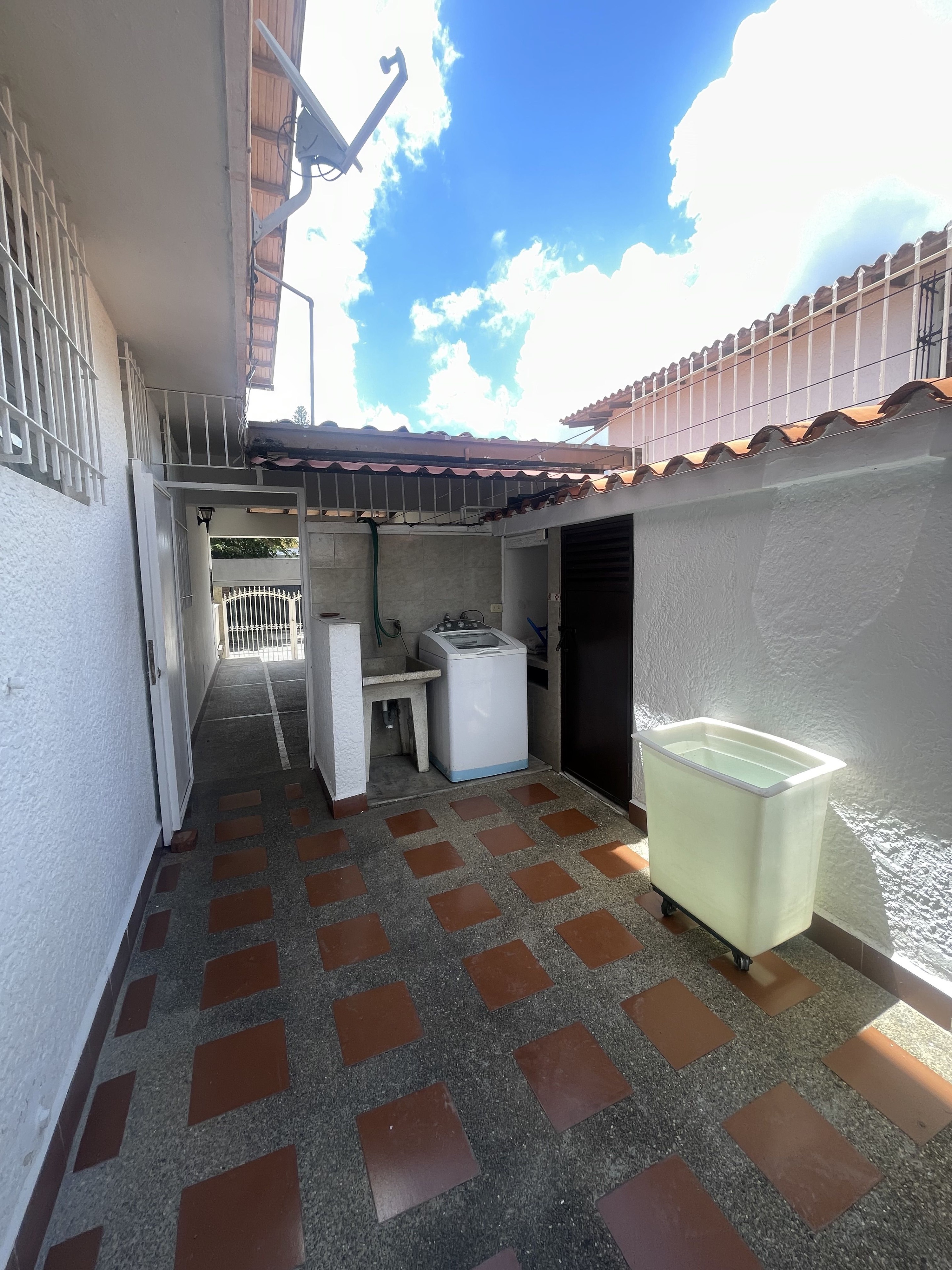 Casa amoblada  en Venta |Macaracuay. Caracas. Venezuela.  (G). · $ 350.000 · Thays León  | Asesora Inmobiliaria 17