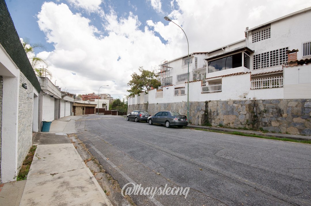Casa de 4 niveles , con vista al Ávila en Urb. Miranda, Caracas. (Tanque de agua 15mil Ltrs.) · $ 275.000 · Thays León | Asesora Inmobiliaria 52