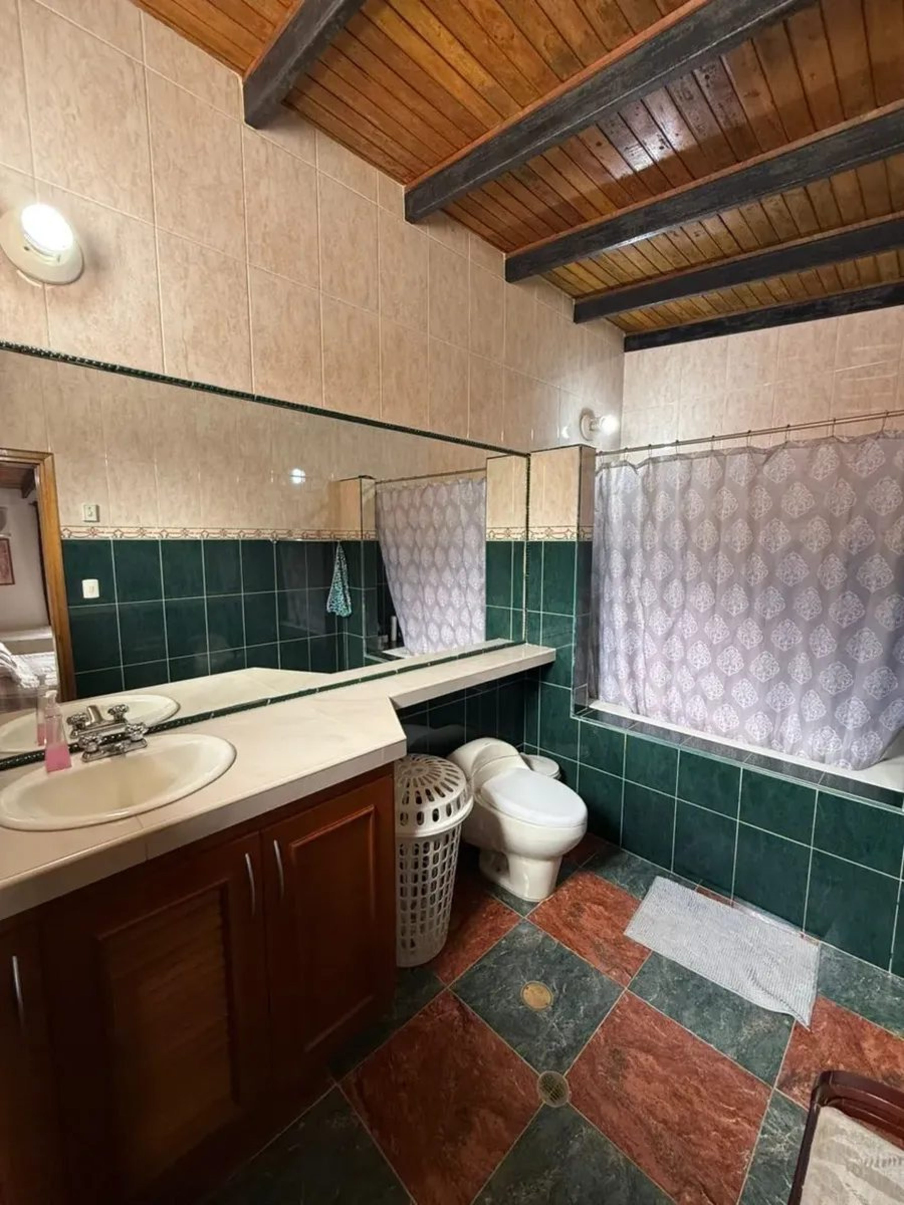 Casa de 2 niveles con piscina, en la Av. Los Próceres, Mérida. Venezuela · $ 490.000 · Thays León | Asesora Inmobiliaria 13