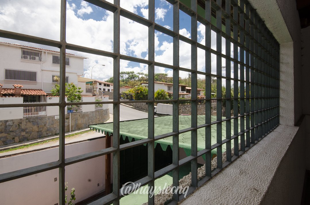 Casa de 4 niveles , con vista al Ávila en Urb. Miranda, Caracas. (Tanque de agua 15mil Ltrs.) · $ 275.000 · Thays León | Asesora Inmobiliaria 44