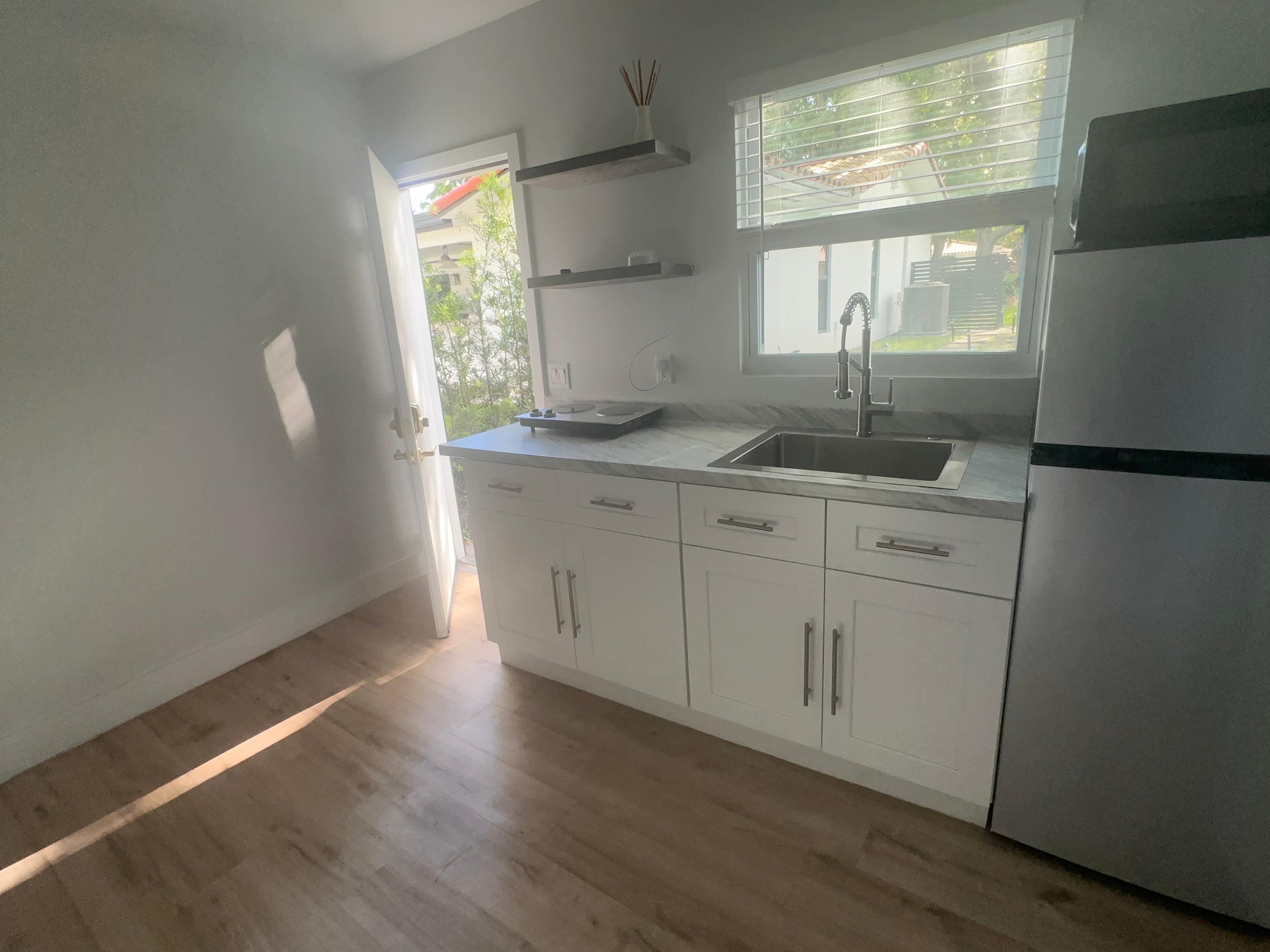 Rento Estudio  con excelente ubicación en Miami   $1.550 · $ 1.550 · Thays León  | Asesora Inmobiliaria