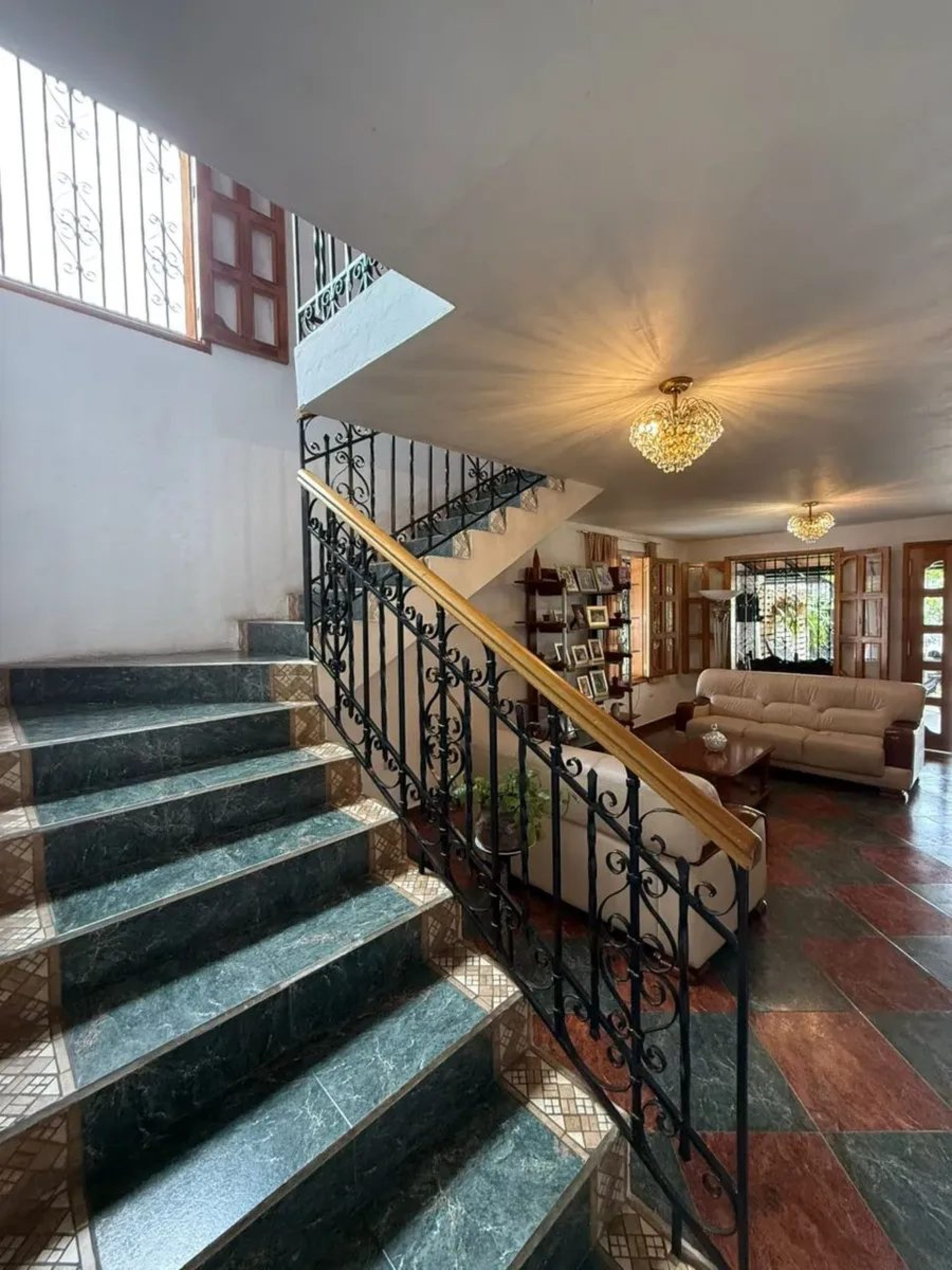 Casa de 2 niveles con piscina, en la Av. Los Próceres, Mérida. Venezuela · $ 490.000 · Thays León | Asesora Inmobiliaria 5