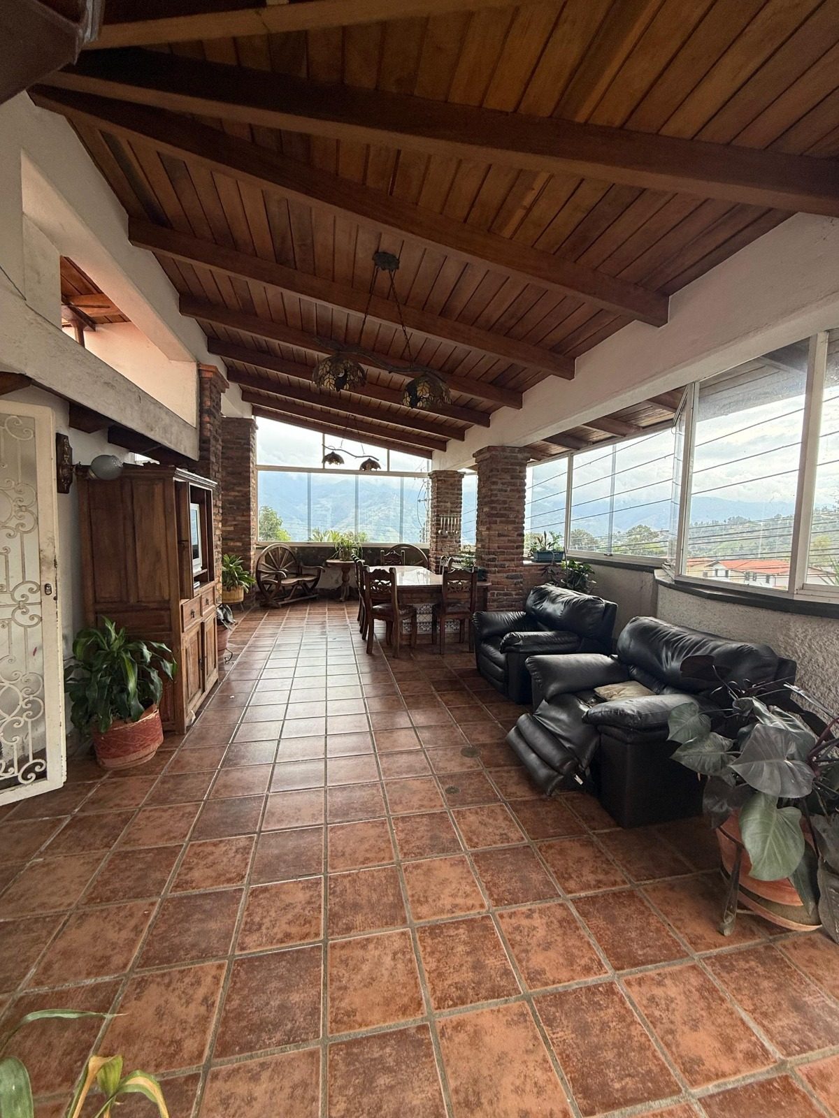 Espectacular Quinta Estilo Mediterráneo en La Pedregosa Baja - Mérida, Venezuela.   M-70 · $ 280.000 · Thays León  | Asesora Inmobiliaria