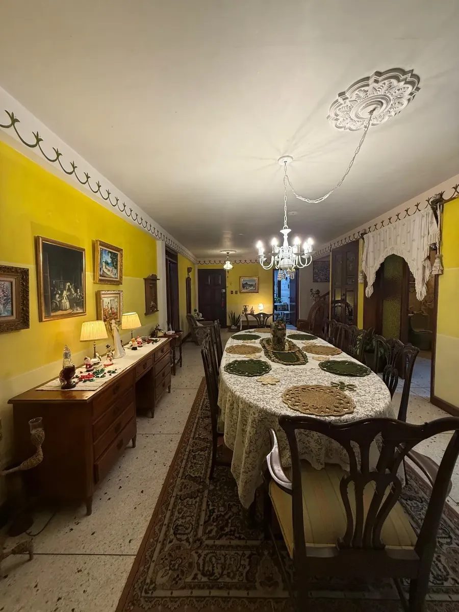 Quinta de 2 niveles. Av. Andrés Bello,  Urb. San Cristóbal. Mérida. Vzla.   M-41 · $ 140.000 · Thays León  | Asesora Inmobiliaria 11