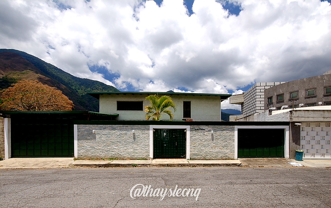 Casa de 4 niveles , con vista al Ávila en Urb. Miranda, Caracas. (Tanque de agua 15mil Ltrs.) · $ 275.000 · Thays León | Asesora Inmobiliaria 2