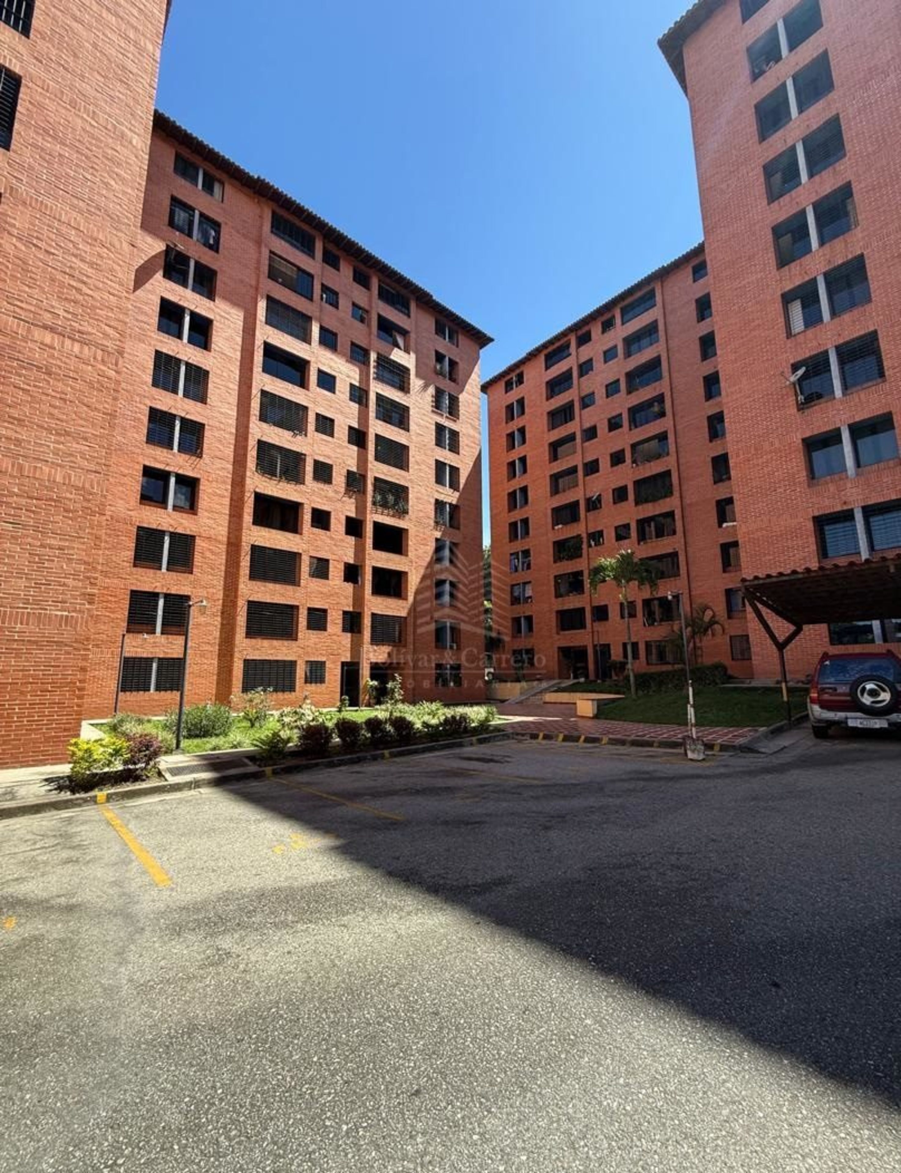 Apartamento en Resd. El Rodeo, Av. Las Américas, Mérida .Venezuela. M6-40 · $ 85.000 · Thays León | Asesora Inmobiliaria 10