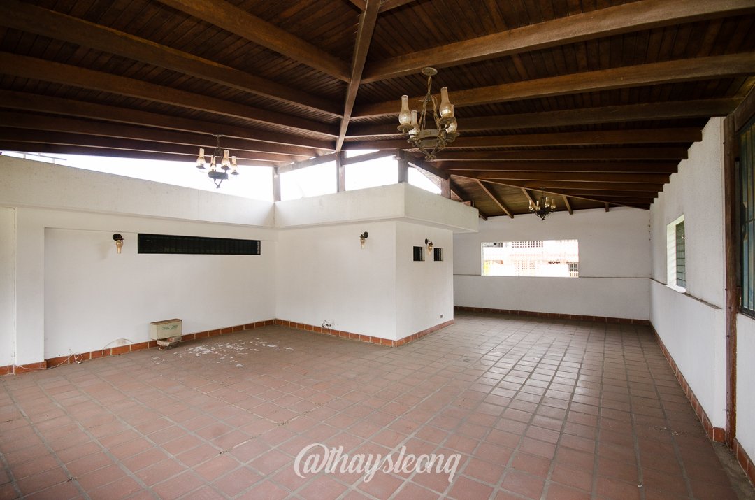Casa de 4 niveles , con vista al Ávila en Urb. Miranda, Caracas. (Tanque de agua 15mil Ltrs.) · $ 275.000 · Thays León | Asesora Inmobiliaria 36