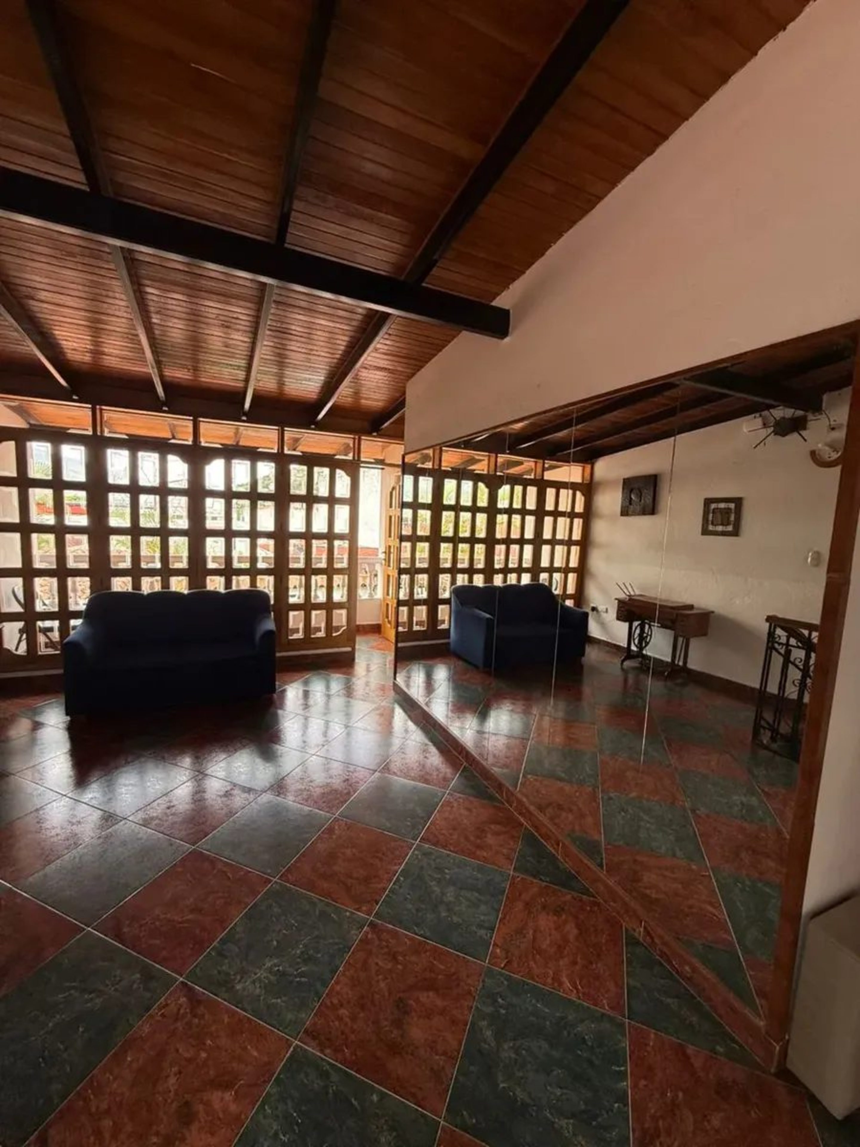 Casa de 2 niveles con piscina, en la Av. Los Próceres, Mérida. Venezuela · $ 490.000 · Thays León | Asesora Inmobiliaria 15