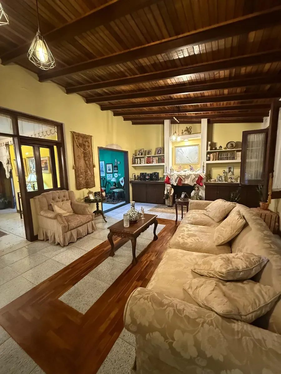 Quinta de 2 niveles. Av. Andrés Bello,  Urb. San Cristóbal. Mérida. Vzla.   M-41 · $ 140.000 · Thays León  | Asesora Inmobiliaria 6