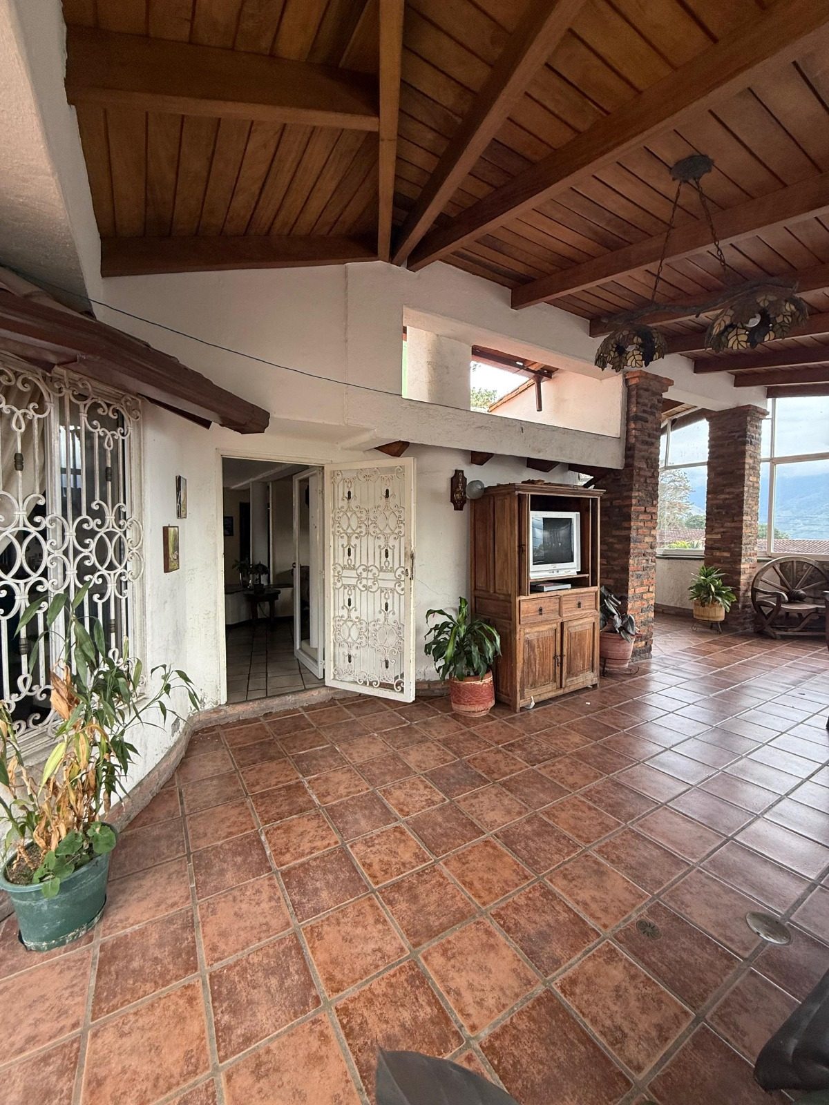 Espectacular Quinta Estilo Mediterráneo en La Pedregosa Baja - Mérida, Venezuela.   M-70 · $ 280.000 · Thays León  | Asesora Inmobiliaria 8