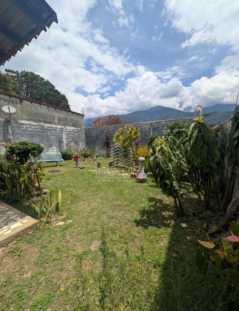Quinta de 2 niveles. Av. Andrés Bello,  Urb. San Cristóbal. Mérida. Vzla.   M-41 · $ 140.000 · Thays León  | Asesora Inmobiliaria 29